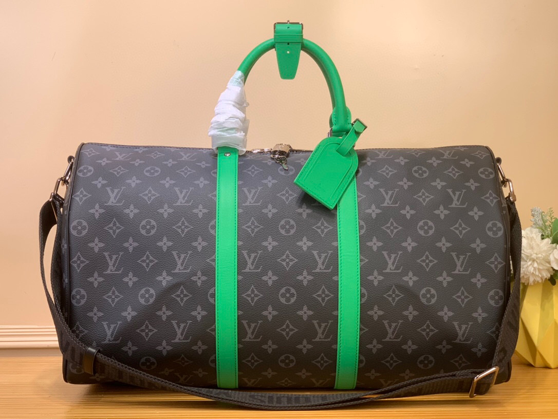 NO:551809,Top original order [KEEALL BANDOULIRE 50 Travel Bag] m26434 41416 Black Flower/Green This Keeall Bandoulière 50 travel bag is made of Monogram Eclise Hx canvas, with bright side straps and top handles to inject a dynamic atmosphere. The compact structure is equipped with fabric lining and zipper pockets to achieve a convenient travel experience. The detachable and adjustable shoulder strap provides shoulder or cross-body options.  Dimensions 29 x 23 x 50 cm. 6517075 (H x W x Length),19860909顶级原单【KEEALL BANDOULIRE 50 旅行袋】 m26434 41416 黑花/ 绿色 本款 Keeall Bandoulière 50 旅行袋取材 Monogram Eclise Hx帆布,以明丽侧带和顶部手柄注入动感气息.紧凑构型搭配织物内衬和拉链口袋,实现便捷随行体验.可拆卸并调节的肩带提供肩背或斜挎选择. 尺寸29 x 23 x 50 厘米.6517075 (高 x 宽 x 长度),,Bag