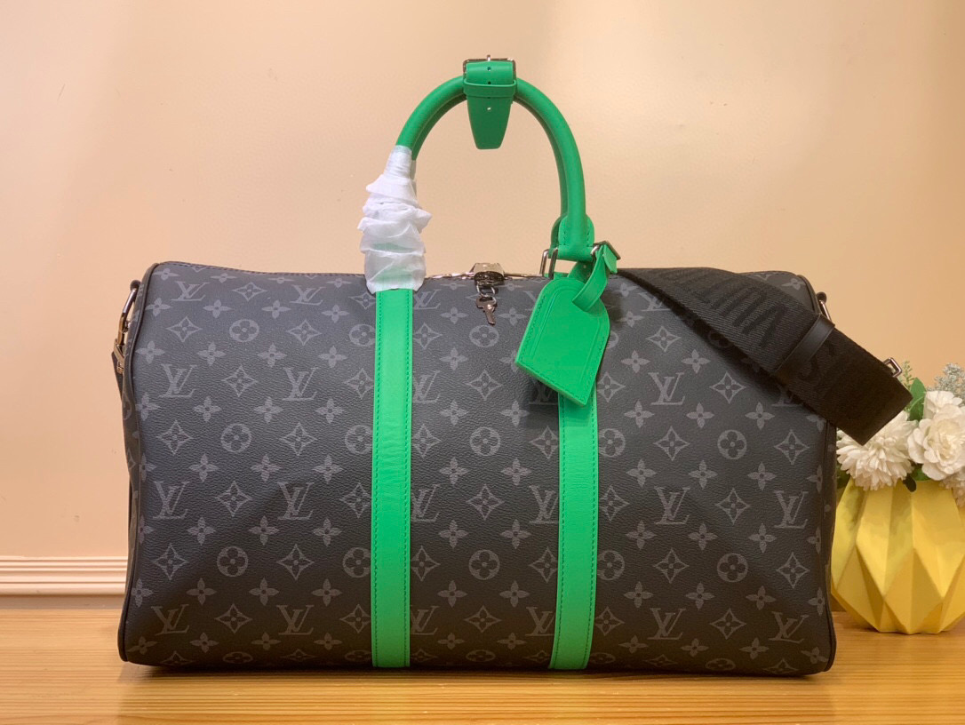 NO:551811,Top original item [KEEALL BANDOULIRE 45 travel bag] m26434 41418 black flower/green This Keeall Bandoulière 45 travel bag is made of Monogram Eclise Hx canvas, with bright side straps and top handles to inject a dynamic atmosphere. The compact structure is equipped with fabric lining and zipper pockets to achieve a convenient travel experience. The detachable and adjustable shoulder strap provides shoulder or cross-body options. Size 27  x 20 x 45 cm.6417075 (height x width x length),19860909顶级原单【KEEALL BANDOULIRE 45 旅行袋】 m26434 41418黑花/ 绿色 本款 Keeall Bandoulière 45 旅行袋取材 Monogram Eclise Hx帆布,以明丽侧带和顶部手柄注入动感气息.紧凑构型搭配织物内衬和拉链口袋,实现便捷随行体验.可拆卸并调节的肩带提供肩背或斜挎选择. 尺寸27 x 20 x 45 厘米.6417075 (高 x 宽 x 长度),,Bag