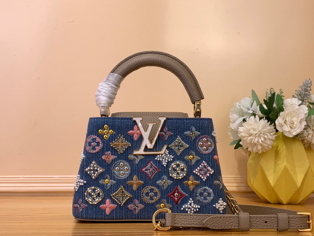 NO:551652,Top original order [CAUCINES mini handbag] m12947 denim / taupe handle This Caucines mini handbag is made of Monogram Hl denim embroidered beads and decorative threads, with LV letters and woven chains infused with metallic edges, with contrasting leather trim. The flap can be placed externally or internally, and the neat inner layer and multiple carrying methods complete the functional details. Dimensions 13.6 x 8 x 21 cm  123121450 (height x width x length),,louis vuitton19860909顶级原单【CAUCINES 迷你手袋】 m12947 牛仔 / 灰褐色手柄 本款 Caucines 迷你手袋为 Monogram Hl丹宁布刺绣串珠和装饰线,以 LV 字母和编织链条注入金属锋芒,搭配撞色皮革饰边.翻盖可外置或内收,齐整内层和多种背携方式完善功能细节. 尺寸13.6 x 8 x 21 厘米 123121450 (高 x 宽 x 长度),,louis vuitton,Bag