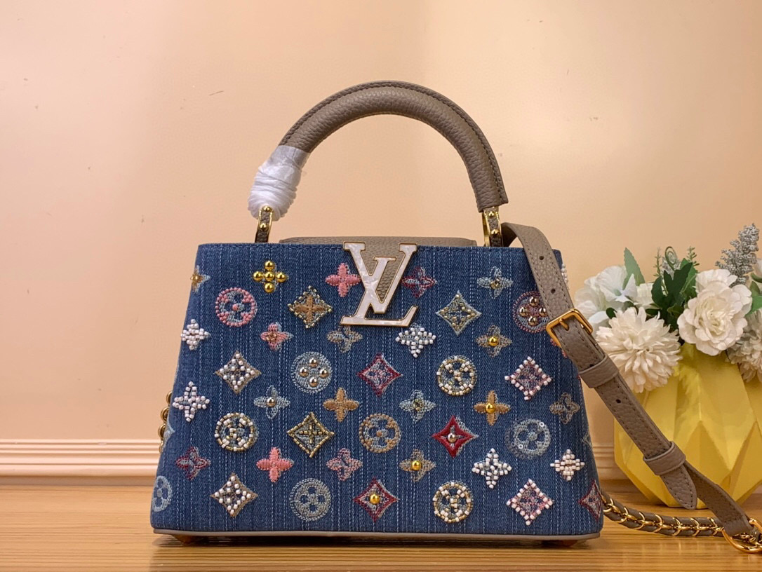 NO:551649,Top original order [CAUCINES bb handbag] m12947 denim / taupe handle This Caucines bb handbag is made of Monogram Hl denim embroidered with beads and decorative threads, with LV letters and woven chains to inject a metallic edge, with contrasting leather trim. The flap can be placed externally or inwardly, and the neat inner layer and multiple carrying methods complete the functional details. Dimensions 27x18x9 cm 133121450 (H x  width x length),,louis vuitton19860909顶级原单【CAUCINES bb手袋】 m12947 牛仔 / 灰褐色手柄 本款 Caucines bb手袋为 Monogram Hl丹宁布刺绣串珠和装饰线,以 LV 字母和编织链条注入金属锋芒,搭配撞色皮革饰边.翻盖可外置或内收,齐整内层和多种背携方式完善功能细节. 尺寸27x18x9 厘米 133121450 (高 x 宽 x 长度),,louis vuitton,Bag
