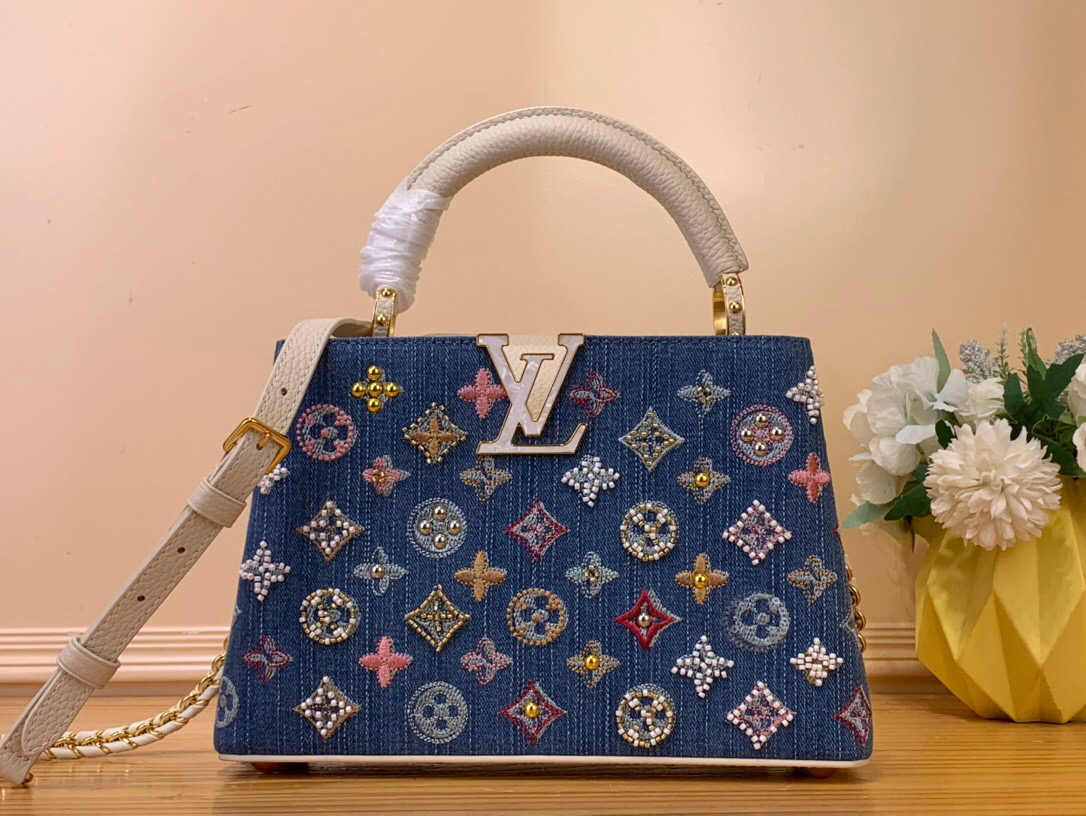 NO:551655,Top original order [CAUCINES bb handbag] m12947 denim / white handle This Caucines bb handbag is made of Monogram Hl denim embroidered with beads and decorative threads, with LV letters and woven chains to inject a metallic edge, with contrasting leather trim. The flap can be placed externally or internally, and the neat inner layer and multiple carrying methods complete the functional details. Dimensions 27x18x9 cm 133121450 (H x  width x length),,louis vuitton19860909顶级原单【CAUCINES bb手袋】 m12947 牛仔 / 白色手柄 本款 Caucines bb手袋为 Monogram Hl丹宁布刺绣串珠和装饰线,以 LV 字母和编织链条注入金属锋芒,搭配撞色皮革饰边.翻盖可外置或内收,齐整内层和多种背携方式完善功能细节. 尺寸27x18x9 厘米 133121450 (高 x 宽 x 长度),,louis vuitton,Bag