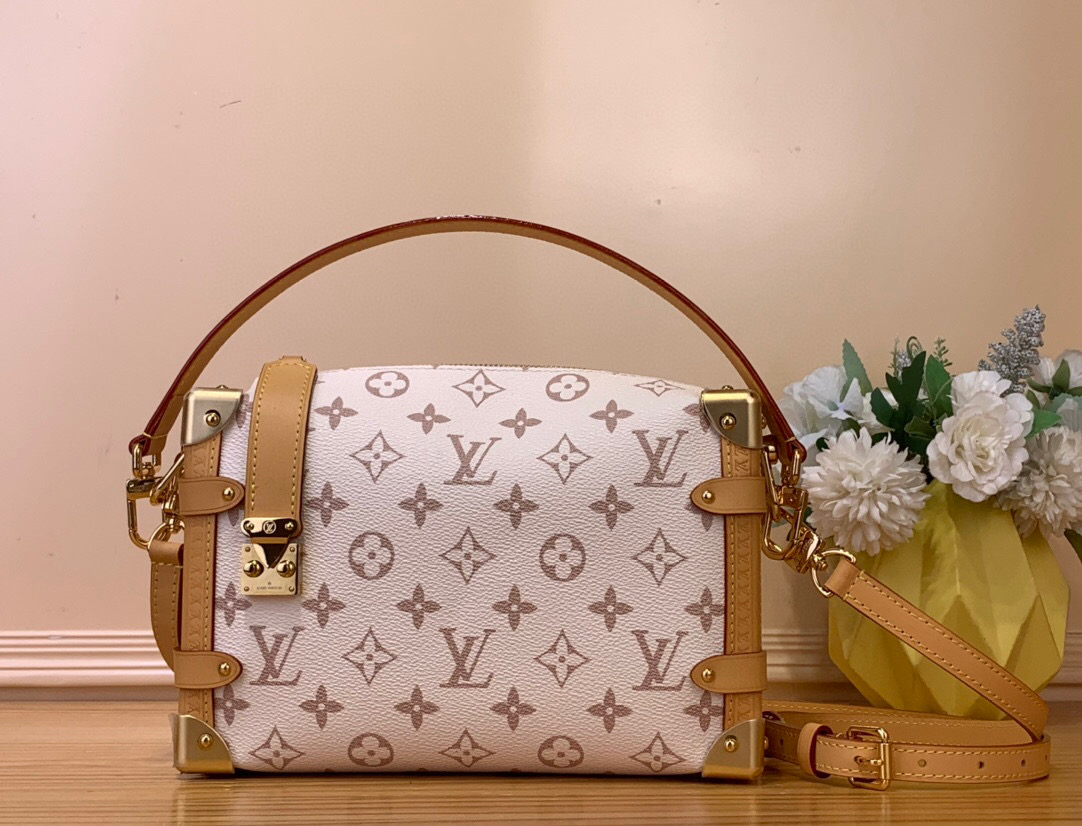 NO:551944,Top original order [SIDE TRUNK medium handbag] m26287 White Flower This Side Trunk medium handbag is the brand's classic Monogram Cc canvas dipped in soft dune tones, and then trimmed with cow leather to create a visual contrast. The dazzling S-lock buckle and metal corners add elegant touches. Dimensions 16 x 8.5 x 23.5 cm. 6116065 (height x width x  length),,cowhide19860909顶级原单【SIDE TRUNK 中号手袋】 m26287 白花 本款 Side Trunk 中号手袋为品牌经典 Monogram Cc帆布浸染柔和沙丘色调,再以牛皮革饰边营造视觉反差.耀目 S-lock 锁扣和金属包角再添考究笔触. 尺寸16 x 8.5 x 23.5 厘米.6116065 (高 x 宽 x 长度),,cowhide,Bag