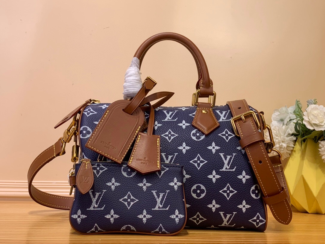 NO:552077,Top original order [SEEDY 9 BANDOULIRE25 handbag] M11561 lake blue m11562 purple m24443 brown m24426 yellow m24425 red m24424 blue m24423 green This Seedy 9 Bandoulière25 Monogram leather handbag uses soft cow leather to convey a luxurious texture. Monogram  Monogram elements on printed canvas. Polished hardware, sheepskin lining and built-in branding reflect Creative Director harrell Williams' attention to detail. Dimensions 25 x 15 x 15 cm (length x height x width),,cowhide,sheepskin19860909顶级原单【SEEDY 9 BANDOULIRE25 手袋】M11561 湖水蓝 m11562 紫色 m24443 棕色 m24426 黄色 m24425 红色 m24424 蓝色 m24423绿色 本款 Seedy 9 Bandoulière25Monogram 皮革手袋以柔软牛皮革传递华贵质感.Monogram 印花临摹帆布上的Monogram 元素.抛光金属件、羊皮革内衬与内置标牌彰显创意总监harrell Williams 对考究细节的专注. 尺寸25 x 15 x15厘米(长度x高x宽),,cowhide,sheepskin,Bag