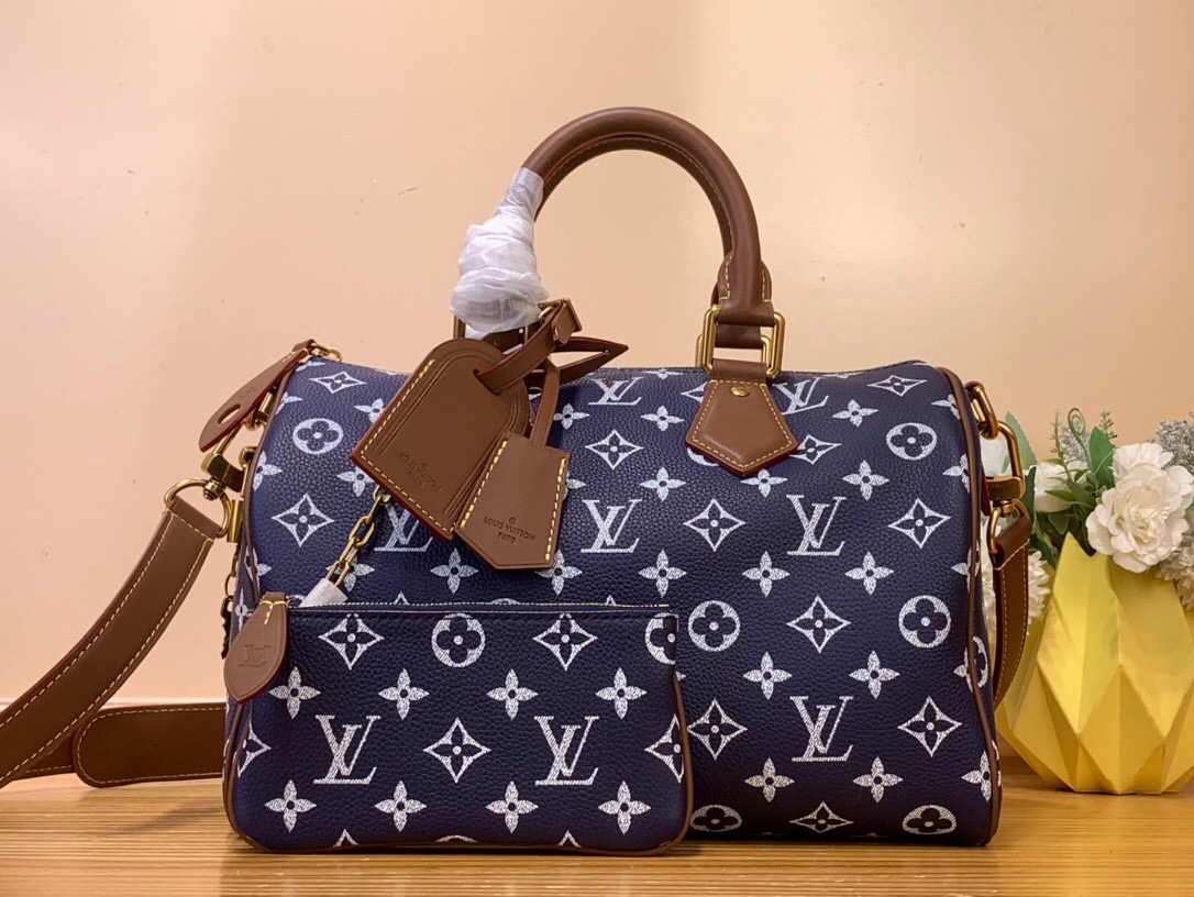 NO:552075,Top original order [Seedy 9 Bandoulière 30 handbag] m14077 green m14067 red m13914 pink m13904 black m14064 light green Seedy 9 Bandoulière 30 bag is made of super soft calfskin with Monogram  Printed, the dimensions are perfectly compact but roomy enough to hold daily essentials. Fine details, such as the traditional side locks or the premium lambskin lining, are testament to the craftsmanship of this bag. In addition to the top handle, there is a removable strap. Dimensions 32 x 22.5 x 18 cm, cowhide, sheepskin19860909顶级原单【Seedy 9 Bandoulière 30 手袋】m14077 绿色 m14067 红色 m13914 粉色 m13904 黑色 m14064 淡绿色 Seedy 9 Bandoulière 30包由超柔软的小牛皮制成,带有Monogram 印花,尺寸完美紧凑但足够宽敞,可以装下日常必需品.细致的细节,如传统侧锁或优质小羊皮衬里,证明了这款包的精湛工艺.除了顶部手柄外,还有一条可拆卸的带子. 尺寸32 x 22.5 x 18厘米,,cowhide,sheepskin,Bag