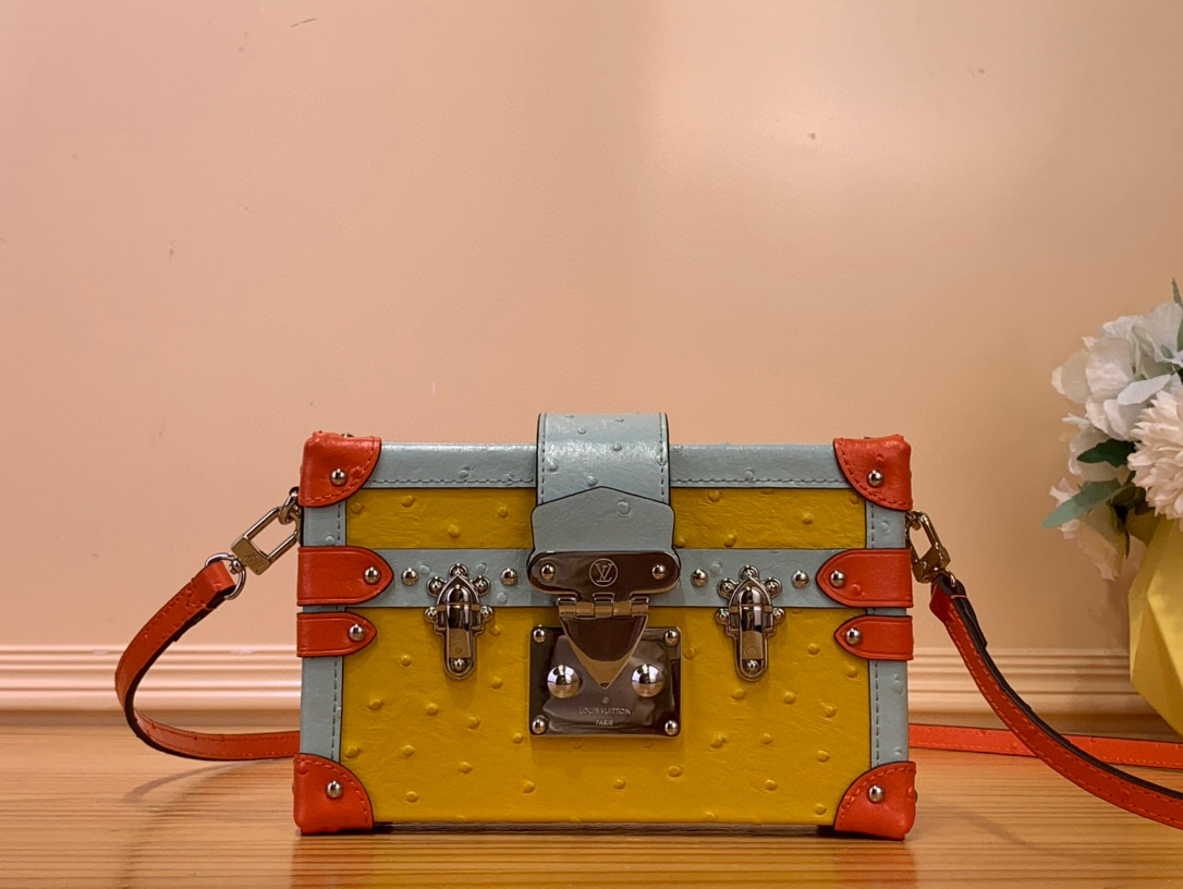 NO:551682,Top original order [etite Malle box handbag] M40273 11324 color block color / cowhide pressed ostrich pattern This etite Malle BYA handbag is from the Monogram Wet series, which is made of soft cow leather with Monogram pattern. The detachable metal chain is integrated with Gothic Monogram floral elements, and the top handle and detachable and adjustable leather shoulder strap allow for multiple carrying methods. Dimensions 20 x 12.5 x 6  cm6518075,,cowhide19860909顶级原单【etite Malle 盒子 手袋】M40273 11324 彩色拼色/ 牛皮压鸵鸟纹 本款 etite Malle BYA手袋出自 Monogram Wet 系列,为柔软牛皮革铺陈 Monogram 图案.可拆卸金属链条融入哥特式 Monogram 花卉元素,顶部手柄和可拆卸并调节的皮革肩带实现多种背携方式. 尺寸 20 x 12.5 x 6 厘米6518075,,cowhide,Bag