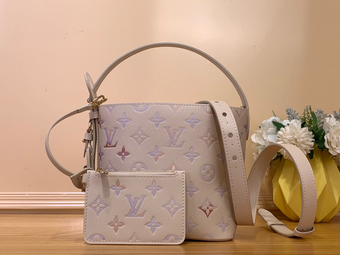 NO:551699,Top original item [All In BB Bucket Bag] M25673 White/Gradient from the Dream series, the Monogram Ys embossed grain leather presents a unique watercolor gradient effect, and the design is completed with Yingze metal parts. The elegant nameplate, iconic padlock and detachable zipper inner pocket are rich in details, suitable for shoulder or hand carry. Dimensions 18 x 12 x 16 cm. 7819085,19860909顶级原单【All In BB 水桶手袋】M25673 白色/渐变 出自 Dream 系列,令 Monogram Ys压纹粒面皮革呈现别致水彩渐变效果,再以莹泽金属件完善设计.考究名牌、标志性挂锁和可拆卸拉链内袋丰富细节,肩背或手提皆宜. 尺寸 18 x 12 x 16厘米.7819085,,Bag