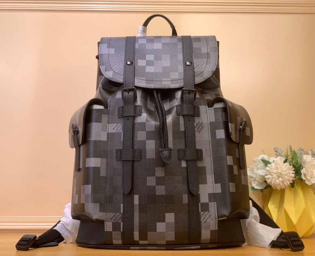 NO:551677,Top original item [CHRISTOHER Medium Backpack] M14952 Black Check/Mosaic This Christoher Jm medium backpack uses Damoflage Black cc canvas to create a modern and elegant configuration, and reconstructs the classic Damier pattern with a pixel effect. The Marque L. Vuitton Deosée logo is also integrated into it, vividly interpreting the ultra-modern style. 44 x 12.5 x 38 cm  6817075,19860909顶级原单【CHRISTOHER 中号双肩包】 M14952 黑格/ 马赛克 本款 Christoher Jm中号双肩包选用 Damoflage Black cc帆布塑造摩登考究构型,并以像素效果重构经典 Damier 图案.Marque L. Vuitton Deosée 标识亦融入其中,生动演绎超现代风尚. 44 x 12.5 x 38 厘米 6817075,,Bag