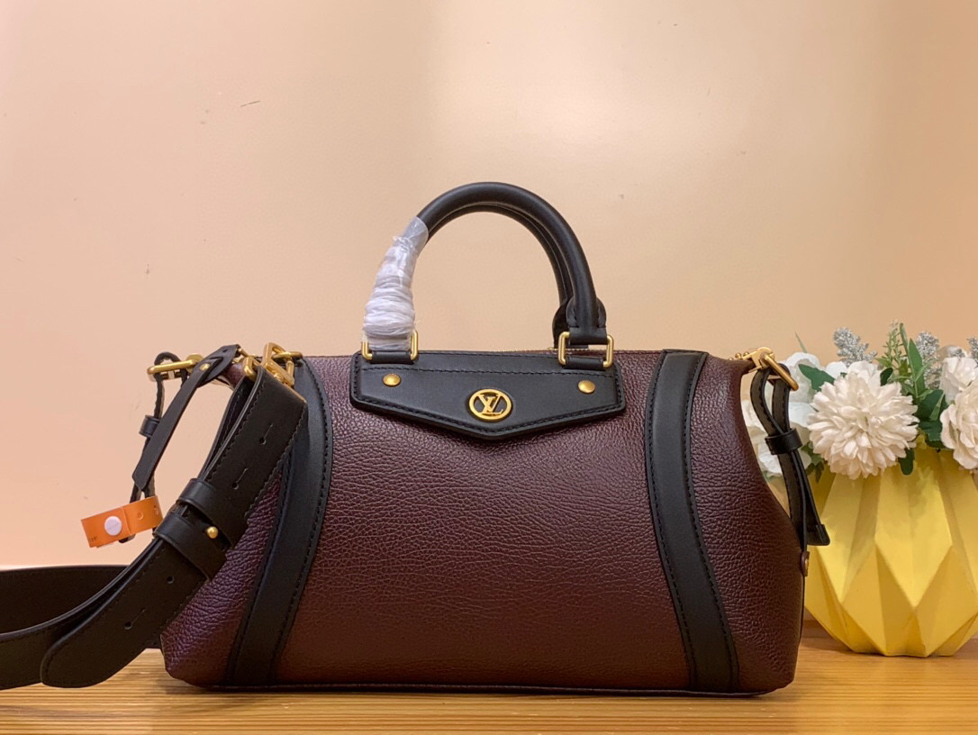 NO:551714,The top original item [LV Biker small handbag] M14514 black m14721 gray/gray blue chocolate made an eye-catching appearance at the Ys spring and summer show. It uses pixel effect sheep leather to show the inspiration of the classic motorcycle jacket, and then uses shiny metal parts and contrasting leather trims to highlight the exquisite details. The side straps can stretch or tighten the silhouette, and the inner pocket ensures the safe storage of valuables. The comfortable leather shoulder strap is easy to carry on the shoulder or crossbody.  Size 30x12x12 cm 9219995,,louis vuitton,jackets & coats,sheepskin19860909顶级原单【LV Biker小号手袋】M14514 黑色 m14721 灰色 /灰蓝色 巧克力色  瞩目亮相 Ys春夏秀场,以像素效果羊皮革彰显经典机车夹克的灵感启发,再借莹润金属件和撞色皮革饰边点亮考究细节.侧带可舒展或收束廓形,内袋确保贵重物品的稳妥收纳,舒适皮革肩带方便肩背或斜挎. 尺寸30x12x12厘米 9219995,,louis vuitton,jackets & coats,sheepskin,Bag