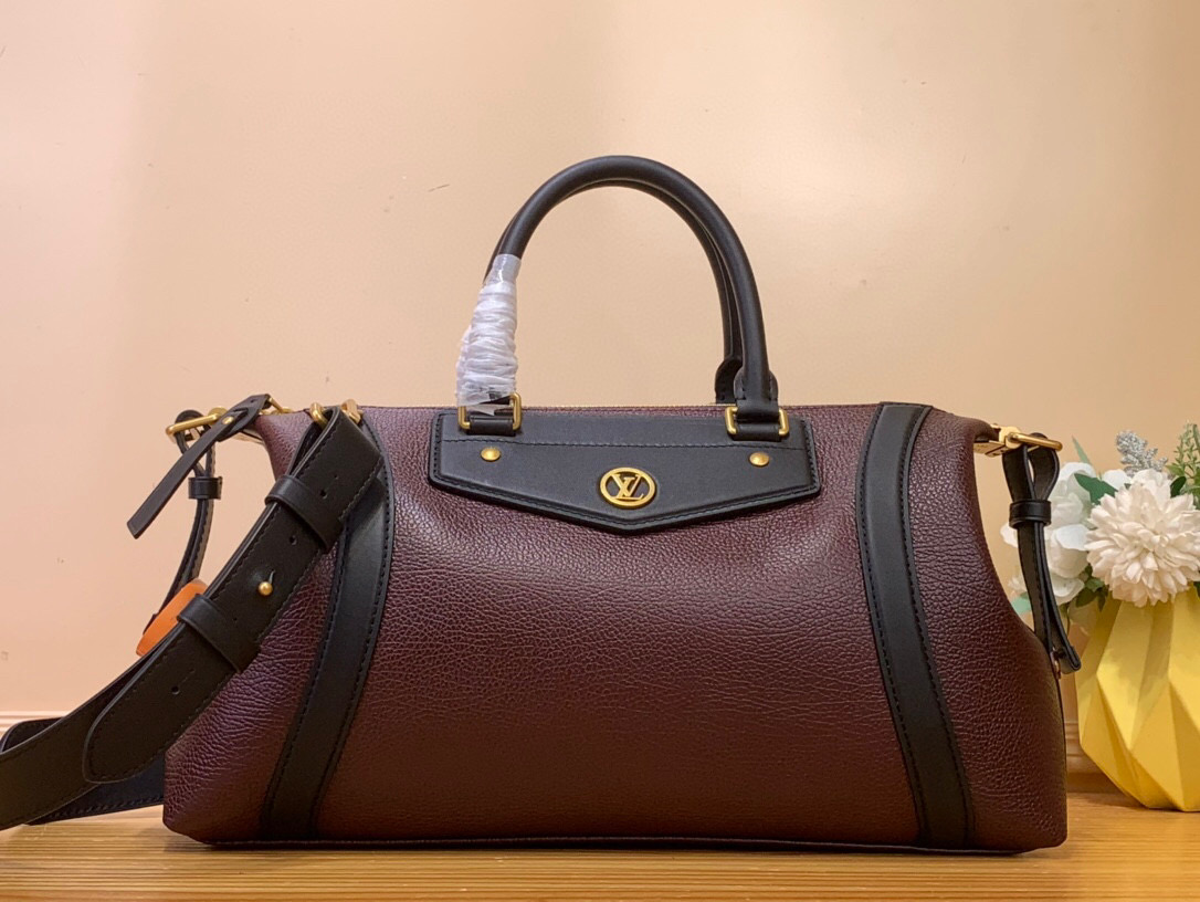 NO:551712,Top original order [LV Biker medium handbag] M14702 gray blue M14700 black chocolate color uses the brand's pixel effect sheep leather to interpret the spirit of unrestrained adventure. The V-shaped contrasting leather patch pops out with the LV Circle Ys logo, the side straps can be freely retracted, and the comfortable leather shoulder strap is easy to carry on the shoulder or crossbody. Size 38 x 15 x 15 cm (length x height x width) 961981000,, louis  vuitton,sheepskin19860909顶级原单【LV Biker中号手袋】 M14702灰蓝色 M14700黑色 巧克力色 以品牌像素效果羊皮革演绎无拘逍遥的冒险精神.V形撞色皮革饰片跃现LV Circle Ys标识,侧带实现自如收放,舒适皮革肩带方便肩背或斜跨 尺寸38 x 15 x15厘米(长度x高x宽)961981000,,louis vuitton,sheepskin,Bag