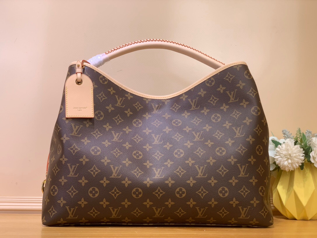 NO:551671,Top Original Order [Sac Again] m25877 The Again bag is a current, more flexible and iconic reinterpretation of the Artsy model launched in 2016. This finely crafted version is rooted in the house's heritage and pays homage to its expertise with Monogram Jh canvas, hand-braided handles and customizable address holders. The room is large enough to accommodate a laptop and has plenty of pockets. A gold-tone carabiner allows you to add a playful touch of charm to it.  Dimensions 53x30x15.5 cm 5617075 (length x height x width),19860909顶级原单【Sac Again】 m25877 这款Again包是年推出的Artsy模型的当前、更灵活和标志性的重新诠释.这个精心加工的版本植根于房子的遗产,并通过Monogram Jh帆布、手工辫子手柄和可定制的地址持有人向其专业知识致敬.这个房间面积很大,可以容纳一台笔记本电脑,并且有很多口袋.金色登山扣可以让你在上面附加俏皮的魅力. 尺寸53x30x15.5厘米 5617075（长x高x宽）,,Bag