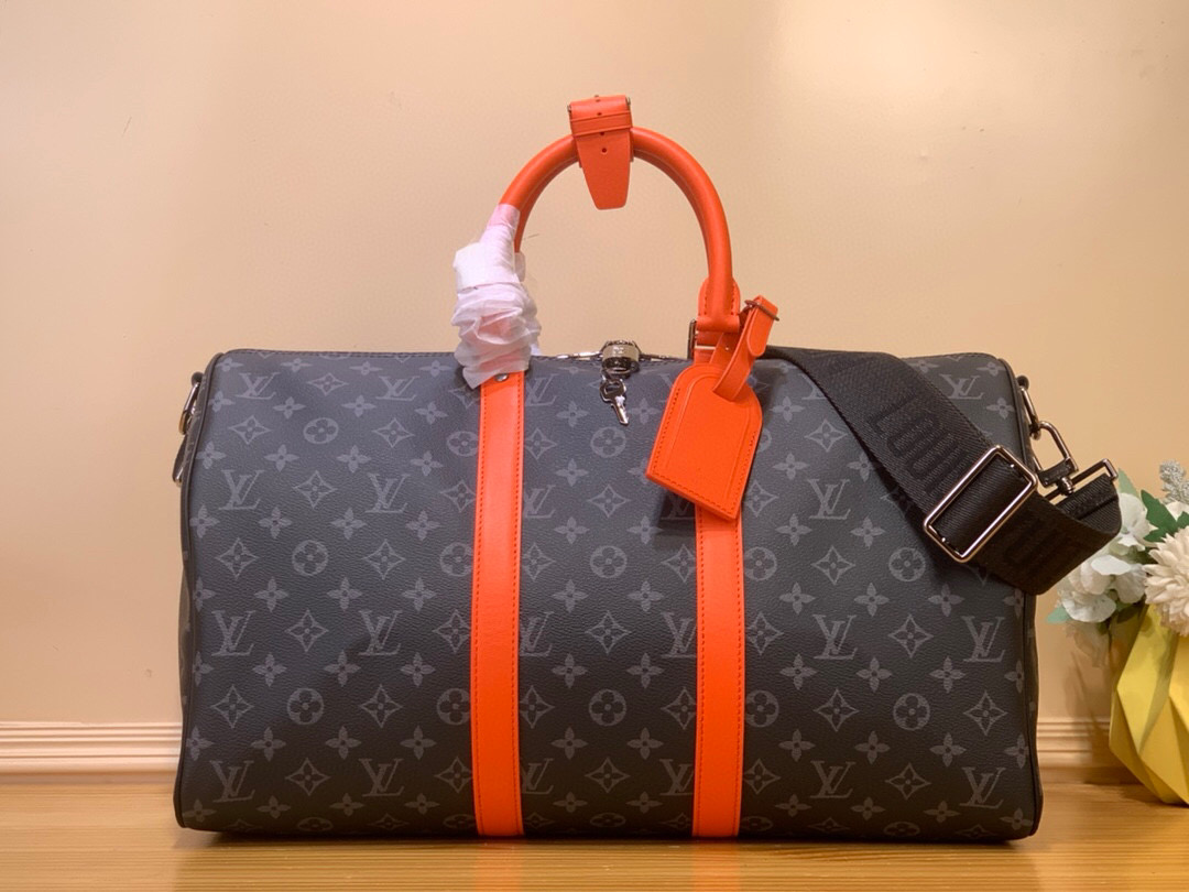 NO:551693,Top original order [KEEALL BANDOULIRE 45 travel bag] m26434 41418 black flower/green m15251 black flower/orange This Keeall Bandoulière 45 travel bag is made of Monogram Eclise  Hx canvas, with bright side straps and top handles for a sporty feel. Compact construction with fabric lining and zippered pockets for easy on-the-go experience. Detachable and adjustable shoulder strap allows for shoulder or cross-body wear. Dimensions 27 x 20 x 45 cm 6417075 (H x W x Length),19860909顶级原单【KEEALL BANDOULIRE 45 旅行袋】 m26434 41418黑花/ 绿色 m15251 黑花/橙色 本款 Keeall Bandoulière 45 旅行袋取材 Monogram Eclise Hx帆布,以明丽侧带和顶部手柄注入动感气息.紧凑构型搭配织物内衬和拉链口袋,实现便捷随行体验.可拆卸并调节的肩带提供肩背或斜挎选择. 尺寸27 x 20 x 45 厘米 6417075 (高 x 宽 x 长度),,Bag