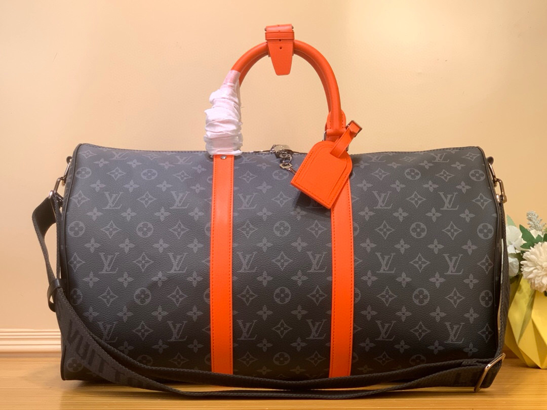 NO:551690,Top original order [KEEALL BANDOULIRE 50 travel bag] m26434 41416 black flower/green m15251 black flower/orange This Keeall Bandoulière 50 travel bag is made of Monogram Eclise  Hx canvas, with bright side straps and top handles for a sporty feel. Compact construction with fabric lining and zippered pockets for easy on-the-go experience. Detachable and adjustable shoulder strap allows for shoulder or cross-body wear. Dimensions 29 x 23 x 50 cm 6517075 (H x W x Length),19860909顶级原单【KEEALL BANDOULIRE 50 旅行袋】 m26434 41416 黑花/ 绿色 m15251 黑花/橙色 本款 Keeall Bandoulière 50 旅行袋取材 Monogram Eclise Hx帆布,以明丽侧带和顶部手柄注入动感气息.紧凑构型搭配织物内衬和拉链口袋,实现便捷随行体验.可拆卸并调节的肩带提供肩背或斜挎选择. 尺寸29 x 23 x 50 厘米 6517075 (高 x 宽 x 长度),,Bag