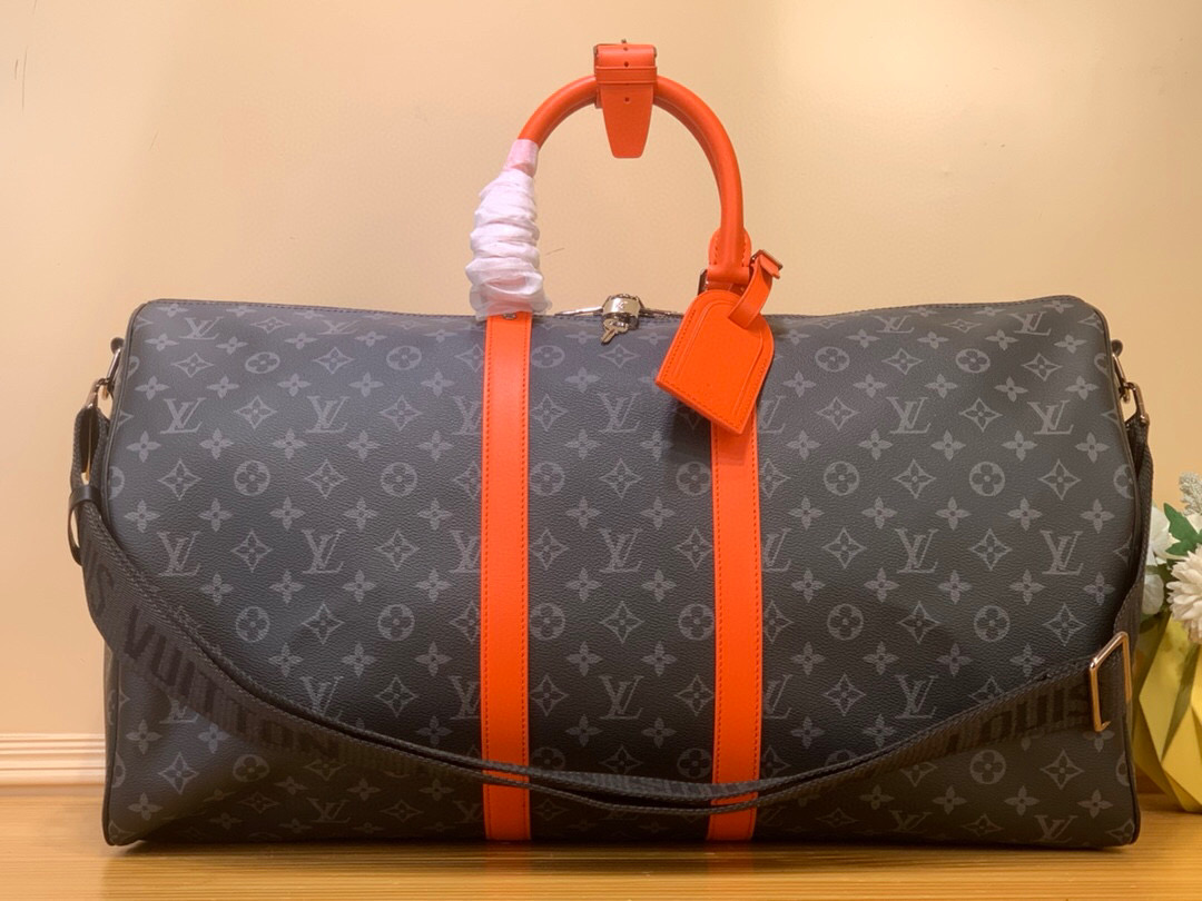 NO:551687,Top original order [KEEALL BANDOULIRE 55 travel bag] m26434 41414 black flower/green m15251 black flower/orange This Keeall Bandoulière 55 travel bag is made of Monogram Eclise Hx  Canvas, with a sporty feel with bright side straps and top handles. Compact construction with fabric lining and zippered pockets for easy on-the-go experience. Detachable and adjustable shoulder strap allows for shoulder or cross-body wear. Dimensions 31 x 26 x 55 cm 6617075 (H x W x Length),19860909顶级原单【KEEALL BANDOULIRE 55 旅行袋】 m26434 41414 黑花/ 绿色 m15251 黑花/橙色 本款 Keeall Bandoulière 55 旅行袋取材 Monogram Eclise Hx 帆布,以明丽侧带和顶部手柄注入动感气息.紧凑构型搭配织物内衬和拉链口袋,实现便捷随行体验.可拆卸并调节的肩带提供肩背或斜挎选择. 尺寸31 x 26 x 55 厘米 6617075 (高 x 宽 x 长度),,Bag