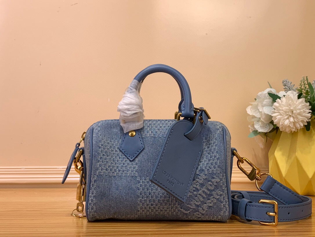 NO:552094,Top original order [SEEDY 18 BANDOULIRE handbag] N00208 denim/plaid This Seedy 18 Bandoulière handbag is made of Damier Denim 3D Gx cotton canvas, with leather trim and dazzling metal parts. Harrell Williams incorporated the retro Marque L.Vuitton Deosée logo into the plaid pattern to tell the story of the brand's original Damier  Inspired by the pattern. Detachable and adjustable shoulder strap for easy shoulder or cross-body wear. Dimensions 12 x 10 x 18 cm 5416065 (H x W x Length),19860909顶级原单【SEEDY 18 BANDOULIRE 手袋】N00208 牛仔/格子 本款 Seedy 18 Bandoulière 手袋取材 Damier Denim 3D Gx棉质帆布,搭配皮革饰边和耀目金属件.harrell Williams 于格纹之中融入复古 Marque L.Vuitton Deosée 标识,讲述品牌原版 Damier 图案的灵感启发.可拆卸并调节的肩带便于肩背和斜挎. 尺寸12 x 10 x 18 厘米 5416065 (高 x 宽 x 长度),,Bag
