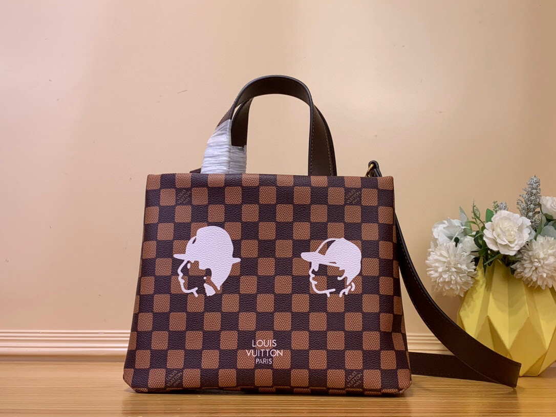 NO:552174,Top original order [Shoer medium handbag] N40810 coffee grid/portrait HARREL and NIGO collection's hr joint series. This Shoer medium handbag draws inspiration from Louis Vuitton shopping bags, with Louis Vuitton and Maison Fondée En 1854 written on soft cow leather, with top handles and detachable shoulder straps. Size  25x19x11cm5617068,,louis vuitton,louis vuitton,cowhide19860909顶级原单【Shoer 中号手袋】N40810 咖啡格/人像 HARREL and NIGO collection's hr联名系列 本款 Shoer 中号手袋自路易威登购物袋汲取灵感,于柔软牛皮革抒写 Louis Vuitton 和 Maison Fondée En 1854 字样,搭配顶部手柄和可拆卸肩带. 尺寸 25x19x11cm5617068,,louis vuitton,louis vuitton,cowhide,Bag