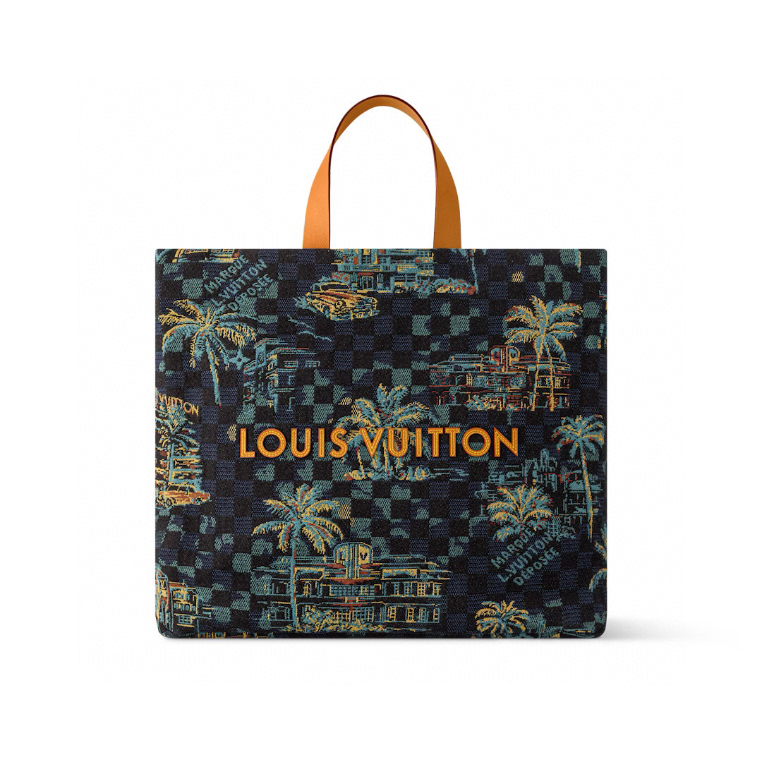 NO:551715,Top original order [SHOER TOTE Medium Handbag] N00218 Palm Tree Coconut Tree This Shoer Tote gx handbag draws inspiration from retro Miami postcards, blending deep jacquard cotton with patterns such as palm trees, iconic buildings and old vehicles to tell the story of the vibrant four-color city nightlife. Harrell Williams' beloved Marque déosée L.Vuitton logo implicitly injects brand style.  Dimensions 32 x 16 x 40 cm 6117075 (height x width x length),19860909顶级原单【SHOER TOTE 中号手袋】N00218 棕榈树 椰树 本款 Shoer Tote gx手袋向复古迈阿密明信片汲取灵感,为深邃提花棉融入棕榈树、标志性建筑和旧日车辆等图案,娓娓道出活力四色的城市夜生活.harrell Williams 挚爱的 Marque déosée L.Vuitton 标识含蓄注入品牌格调. 尺寸32 x 16 x 40 厘米 6117075 (高 x 宽 x 长度),,Bag