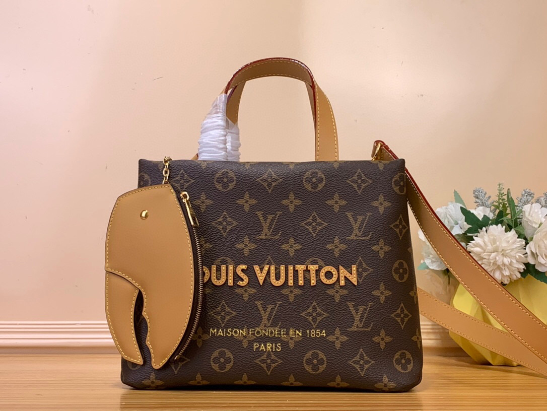 NO:552074,Top original list [HARREL and NIGO collection's joint brand] M13940 presbyterian with pliers Small square bag HARREL and NIGO collection's Hr joint brand This Shoer medium handbag draws inspiration from Louis Vuitton shopping bags and expresses the words Louis Vuitton and Maison Fondée En 1854, paired with the top handle and removable shoulder strap. 25x19x11 cm. 6017075,,louis vuitton,louis vuitton,cowhide19860909顶级原单【HARREL and NIGO collection's联名】M13940老花配钳子 小号四方包 HARREL and NIGO collection's Hr联名 本款 Shoer 中号手袋自路易威登购物袋汲取灵感,于柔软牛皮革抒写 Louis Vuitton 和 Maison Fondée En 1854 字样,搭配顶部手柄和可拆卸肩带.25x19x11 cm.6017075,,louis vuitton,louis vuitton,cowhide,Bag