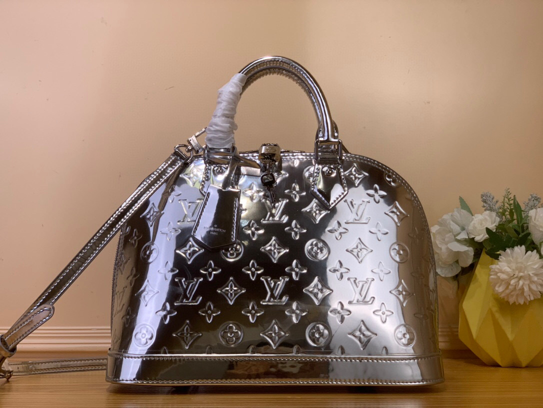 NO:551732,Top original order M40301 silver patent leather shell bag series alma Bjs medium handbag Louis Vuitton's iconic handbag has the most rigid design structure. Its prototype is a work designed by Gaston Vuitton and named after the Alma Bridge, which connects two adjacent fashionable districts in Paris. The iconic Monogram canvas gives it a classic temperament. Size 32X24X15cm (length x height x  wide).7318075,,louis vuitton19860909顶级原单M40301银色漆皮 贝壳包系列 alma Bjs中号手袋 路易威登标志性手袋中设计结构最为挺括的一款.其原型是由加斯顿·威登设计并以Alma Bridge 为其命名的一款作品,此桥连接了巴黎相邻的两个时尚街区.标志性 Monogram 帆布赋予它经典气质.尺寸32X24X15cm (长 x 高 x 宽).7318075,,louis vuitton,Bag