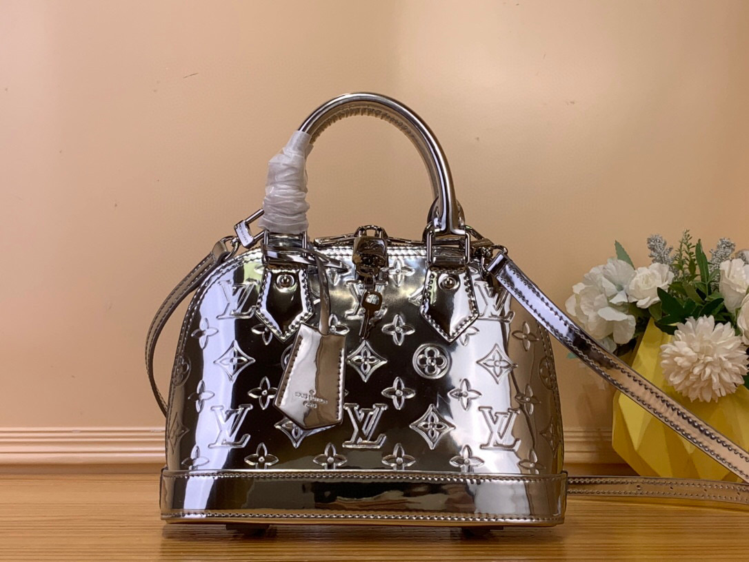 NO:551735,Top original order M40302 silver patent leather M40302 water ripple shell bag series ALMA BB bjs handbag water ripple shell bag embossed small size. Its prototype is a classic bag designed in 1934 with an art deco style. Alma BB  The handbag is equipped with a detachable shoulder strap for lightweight cross-body wear. Dimensions: 25.0×19.0×11.0cm. 6517075,19860909顶级原单M40302银色漆皮 M40302 水波纹贝壳包系列 ALMA BB bjs手袋 水波纹贝壳包压花小号 其原型是在 1934 年设计的、颇具艺术装饰风格的一款经典包款.Alma BB 手袋配有一根可拆卸的肩带,用于轻便斜挎.尺寸25.0×19.0×11.0cm.6517075,,Bag