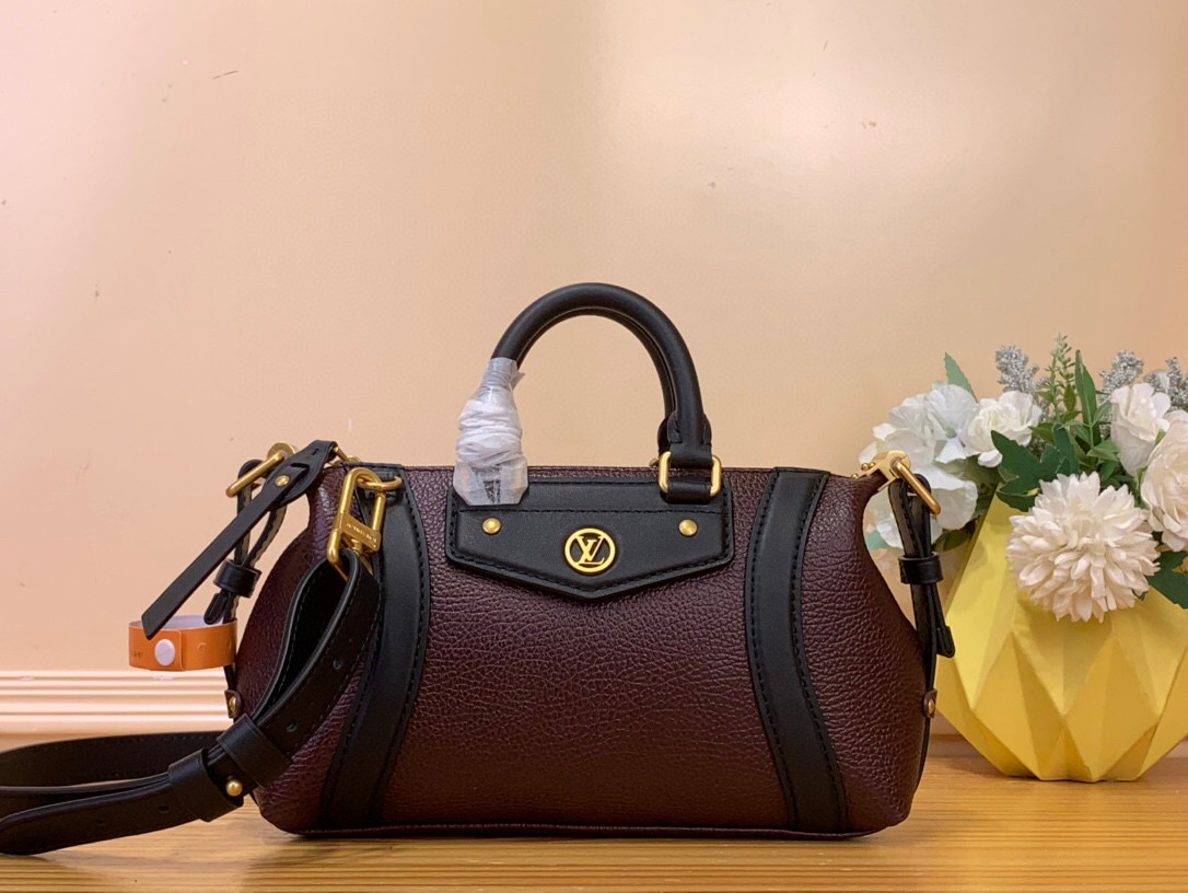 NO:551716,Top original order [NANO LV BIKER handbag] m25566 chocolate color LV Biker medium handbag from Nicolas Ghesquière Ys, first appeared in the spring and summer show, this time added to the early autumn series in a new color. Pixel grain sheep leather with smooth cowhide leather trimming, complementing the LV Circle logo on the patch, and the expandable side strap pays tribute to the brand's box-making heritage. Size 10 x 10  x 23 cm 7818085 (height x width x length),,louis vuitton,cowhide,sheepskin19860909顶级原单【NANO LV BIKER 手袋】 m25566 巧克力色 LV Biker 中号手袋出自 Nicolas Ghesquière Ys之手,初次亮相于 春夏秀场,此次以崭新色调加入 早秋系列.像素粒面羊皮革搭配光滑牛皮革饰边,与饰片的 LV Circle 标识相得益彰,可扩展构型的侧带致意品牌制箱传承. 尺寸10 x 10 x 23 厘米 7818085 (高 x 宽 x 长度),,louis vuitton,cowhide,sheepskin,Bag