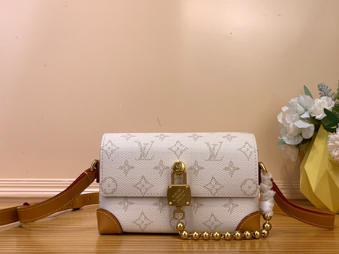 NO:551727,Top original order [STEAMER mini handbag] m14686 white/canvas This Steamer Hr mini handbag is made of Monogram Heritage canvas, with a novel bead chain connecting the square padlock marked with the Louis Vuitton Marque Déosée logo, which echoes the rivets on the leather-reinforced corners. The striped lining and zippered inner pocket highlight the exquisite details, and the adjustable shoulder strap allows for shoulder and cross-body options. Size 11 x  6.5 x 18 cm.4815055 (height x width x length),,louis vuitton19860909顶级原单【STEAMER 迷你手袋】 m14686 白色/ 帆布 本款 Steamer Hr迷你手袋取材 Monogram Heritage 帆布,以新颖珠链衔接标注 Louis Vuitton Marque Déosée 标识的方形挂锁,与皮革加固包角的铆钉相互呼应.条纹内衬和拉链内袋彰显考究细节,可调节肩带实现肩背和斜挎选择. 尺寸11 x 6.5 x 18 厘米.4815055 (高 x 宽 x 长度),,louis vuitton,Bag