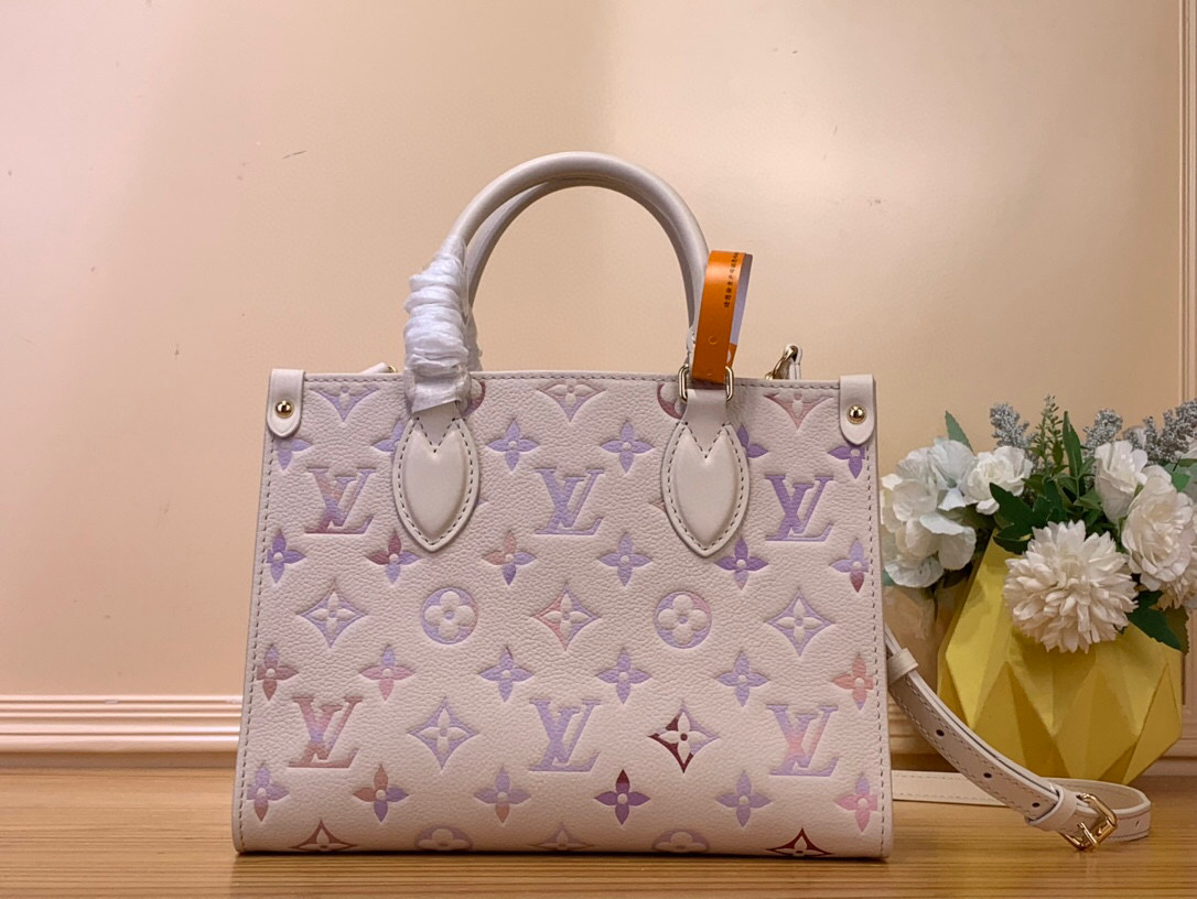 NO:551960,Top original order [ONTHEGO small handbag] m25770 white/gradient M45653 This OnTheGo Ys small handbag is from the Dream series, with elegant design to light up various styles. Monogram Emreinte leather is combined with digital printing technology to cleverly present a gradient watercolor effect. Dazzling metal parts and multiple pockets are rich in details, and the slender shoulder strap is easy to wear cross-body. Dimensions 19 x 11.5 x 25  cm8019095 (height x width x length),19860909顶级原单【ONTHEGO 小号手袋】 m25770 白色/ 渐变 M45653 本款 OnTheGo Ys小号手袋出自 Dream 系列,以典雅设计点亮各式造型.Monogram Emreinte 皮革结合数码印花工艺,巧妙呈现渐变水彩效果.耀目金属件与多重口袋丰富细节,纤长肩带方便斜挎. 尺寸19 x 11.5 x 25 厘米8019095 (高 x 宽 x 长度),,Bag