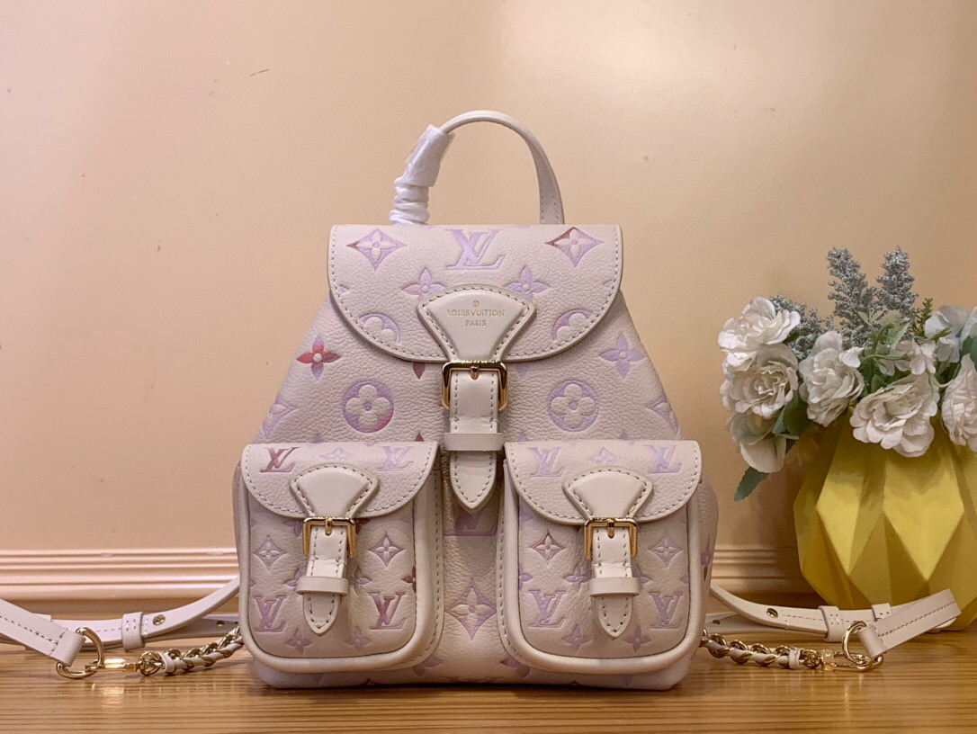 NO:551975,Top original item [BACKU Backpack] m15113 White/Gradient M47072 This Backu backpack is from the Dream series. It uses Monogram Ys embossed grain leather to render a unique watercolor gradient effect, with a braided chain and Yingze metal parts. The flap front pocket is integrated with magnetic buckle closure, which can securely store small items. Dimensions 22 x 14 x 20 cm 861095 (H x W)  x length),19860909顶级原单【BACKU 双肩包】 m15113 白色/渐变 M47072 本款 Backu 双肩包出自 Dream 系列,为 Monogram Ys压纹粒面皮革渲染别致水彩渐变效果,搭配编织链条和莹泽金属件.翻盖前袋融入磁扣开合,可稳妥收纳小件物品. 尺寸22 x 14 x 20 厘米 861095 (高 x 宽 x 长度),,Bag