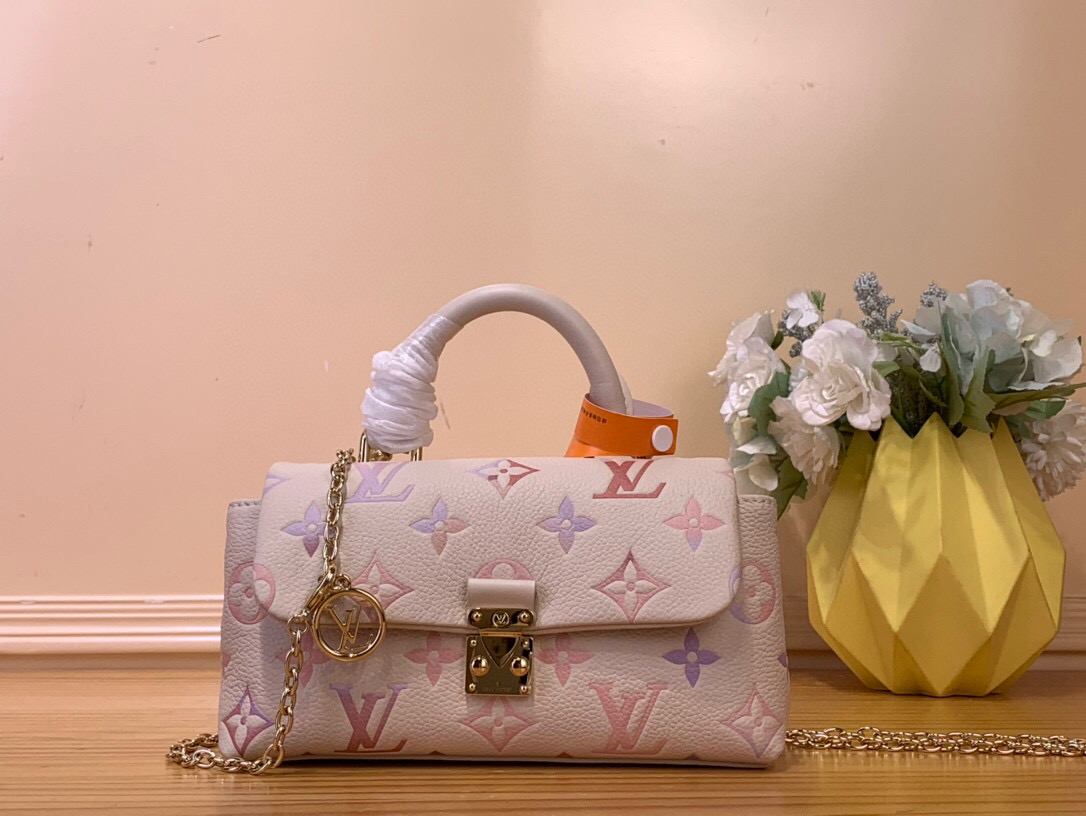 NO:551968,Top original order [NANO MADELEINE handbag] m25596 White / Gradient M12144 This Nano Madeleine Ys handbag bathes in the dreamy colors of the new season and can easily complete various looks. The classic Monogram Emreinte leather bag is equipped with the iconic S-lock buckle, and the LV Circle decoration is embellished with a detachable chain. There is ample space to accommodate daily needs, and multiple carrying methods allow easy travel. Size 12.5 x 6 x  21 cm 6817075 (height x width x length),,louis vuitton19860909顶级原单【NANO MADELEINE 手袋】 m25596 白色 / 渐变 M12144 本款 Nano Madeleine Ys手袋沐浴新季幻梦色彩,可轻松点睛各式造型.经典 Monogram Emreinte 皮革包身搭配标志性 S-lock 锁扣,LV Circle 装饰点缀可拆卸链条.充裕空间可容纳日常所需,多种背携方式实现轻松随行. 尺寸12.5 x 6 x 21 厘米 6817075 (高 x 宽 x 长度),,louis vuitton,Bag