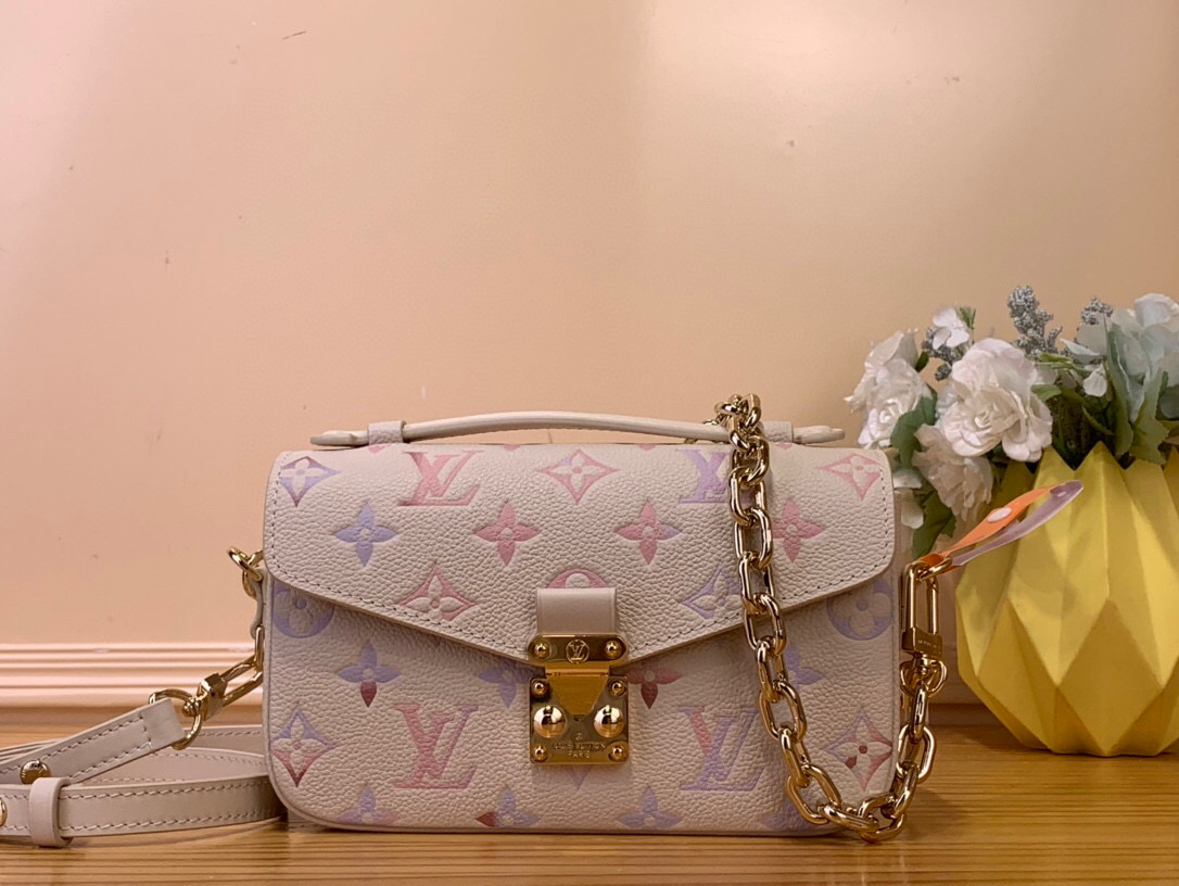 NO:551972,Top original order [OCCHETTE MTIS EAST WEST handbag] m25682 white / gradient M46595 This ochette Métis East West Ys handbag is made of grained cow leather, and then uses digital printing technology to render the classic Monogram pattern with gradient watercolor tones, subtly highlighting the dreamy theme of the Dream series. The metal parts and S-lock buckle shine with a lustrous luster, and the zippered outer pocket and multiple inner pockets can accommodate day and night occasions.  Dimensions 13.5 x 6 x 21.5 cm 7619085 (height x width x length),,cowhide19860909顶级原单【OCHETTE MTIS EAST WEST 手袋】 m25682 白色 / 渐变 M46595 本款 ochette Métis East West Ys手袋取材粒面牛皮革,再以数码印花工艺为经典 Monogram 图案渲染渐变水彩色调,巧妙点明 Dream 系列的梦幻主题.金属件与 S-lock 锁扣闪烁莹润光泽,拉链外袋和多重内袋可容纳昼夜场合所需. 尺寸13.5 x 6 x 21.5 厘米 7619085 (高 x 宽 x 长度),,cowhide,Bag