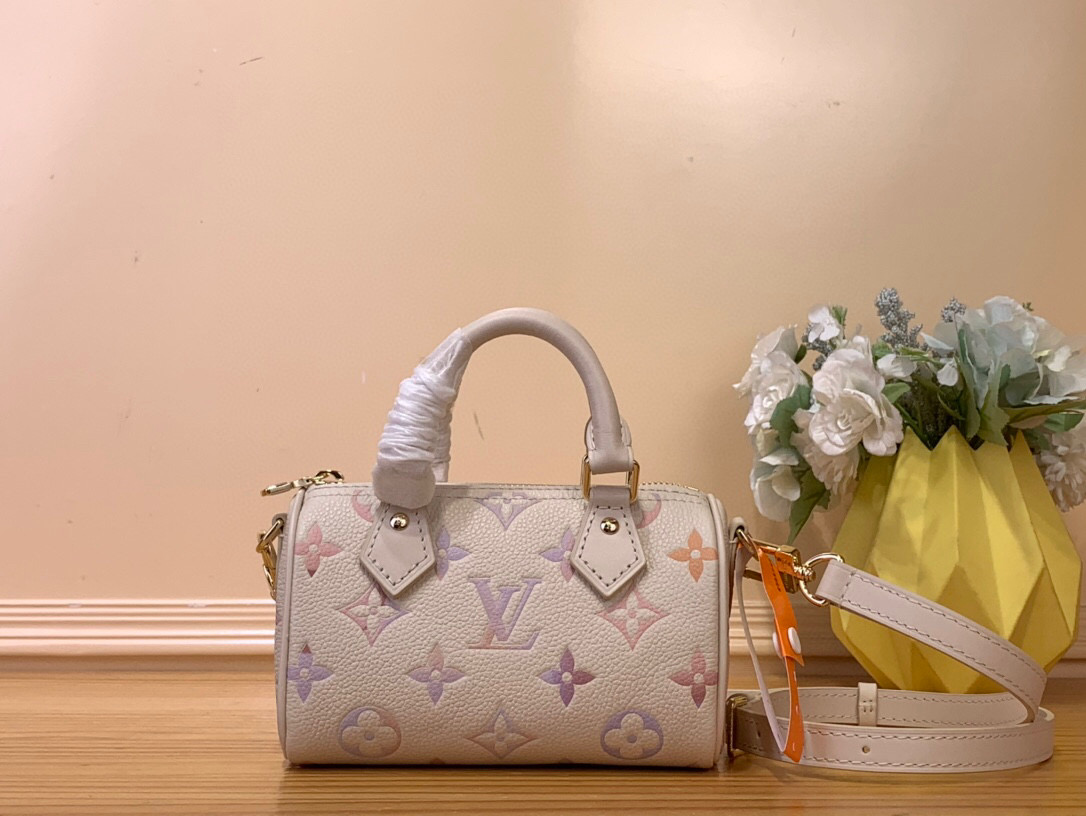 NO:551976,The top original item [Nano Seedy handbag] M25591 white/gradient M81625 is dipped in elegant and dreamy colors in the new season, which can easily brighten up various looks. The classic Monogram Emreinte Ys leather bag is matched with metal parts. The ample interior can accommodate short wallets and other daily needs, and the detachable shoulder strap allows for multiple carrying methods. Dimensions 10 x 7.5 x 16 cm 6017075,19860909顶级原单【Nano Seedy 手袋】M25591 白色/渐变 M81625 于新季浸染淡雅幻梦色彩,可轻松点亮各式造型.经典 Monogram Emreinte Ys皮革包身搭配金属件,充裕内里可容纳短款钱夹等日常所需,可拆卸肩带实现多种背携方式. 尺寸 10 x 7.5 x 16 厘米 6017075,,Bag
