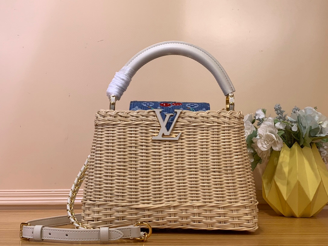 NO:551731,Top original order [LV x TM CAUCINES bb handbag] m14295 Woven/Summer (Denim) White This Caucines bb Hl handbag meets the eye-catching details of the Louis Vuitton  130121450 (height x width x length),,louis vuitton,louis vuitton19860909顶级原单【LV x TM CAUCINES bb手袋】 m14295 编织/ 夏天（牛仔） 白色 本款 Caucines bb Hl手袋邂逅路易威登 x 村上隆复刻系列的瞩目细节,以清新元素烘托潮流格调.藤条包身与手柄、编织肩带和 LV 字母相得益彰,顶部翻盖细腻点缀樱桃图案. 尺寸27x18x9 厘米 130121450 (高 x 宽 x 长度),,louis vuitton,louis vuitton,Bag