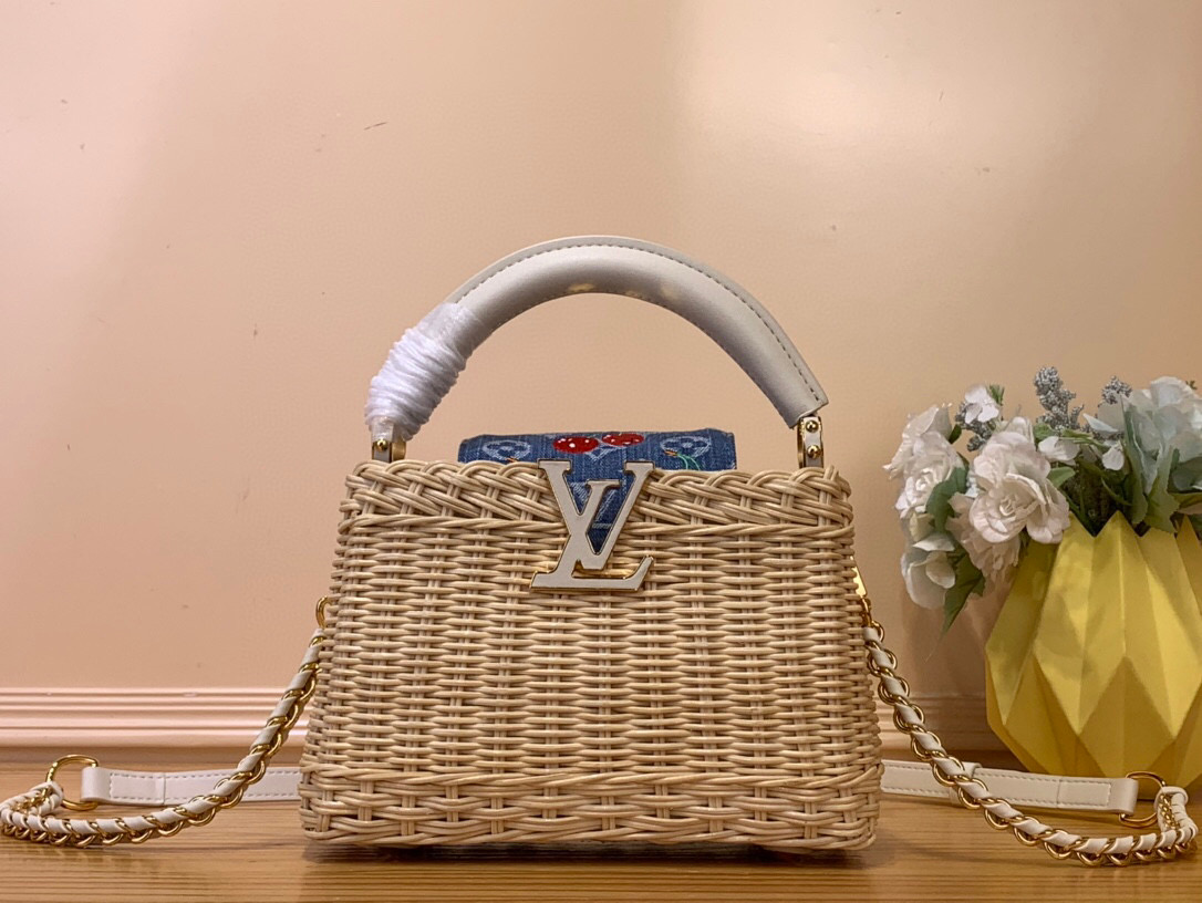 NO:551734,Top original order [LV x TM CAUCINES mini handbag] m14295 Woven/Summer (Denim) White This Caucines Hl mini handbag meets the eye-catching details of the Louis Vuitton x Takashi Murakami replica series, with fresh elements to highlight the trendy style. The rattan bag body complements the handle, woven shoulder strap and LV letters, and the top flap is delicately embellished with a cherry pattern. Size 13.6 x 8 x 21  cm 120121350 (height x width x length),,louis vuitton,louis vuitton19860909顶级原单【LV x TM CAUCINES 迷你手袋】 m14295 编织/ 夏天（牛仔） 白色 本款 Caucines Hl 迷你手袋邂逅路易威登 x 村上隆复刻系列的瞩目细节,以清新元素烘托潮流格调.藤条包身与手柄、编织肩带和 LV 字母相得益彰,顶部翻盖细腻点缀樱桃图案. 尺寸13.6 x 8 x 21 厘米 120121350 (高 x 宽 x 长度),,louis vuitton,louis vuitton,Bag