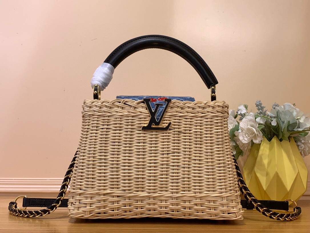 NO:551737,Top original order [LV x TM CAUCINES bb handbag] m14295 woven/summer (denim) black. This Caucines bb Hl handbag meets the eye-catching details of the Louis Vuitton  130121450 (height x width x length),,louis vuitton,louis vuitton19860909顶级原单【LV x TM CAUCINES bb手袋】 m14295 编织/ 夏天（牛仔） 黑色 本款 Caucines bb Hl手袋邂逅路易威登 x 村上隆复刻系列的瞩目细节,以清新元素烘托潮流格调.藤条包身与手柄、编织肩带和 LV 字母相得益彰,顶部翻盖细腻点缀樱桃图案. 尺寸27x18x9 厘米 130121450 (高 x 宽 x 长度),,louis vuitton,louis vuitton,Bag