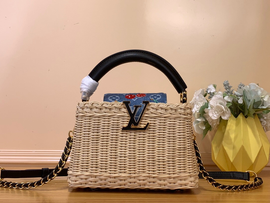 NO:551740,Top original order [LV x TM CAUCINES mini handbag] m14295 woven/summer (denim) black. This Caucines HL mini handbag meets the eye-catching details of the Louis Vuitton  cm.120121350 (height x width x length),,louis vuitton,louis vuitton19860909顶级原单【LV x TM CAUCINES 迷你手袋】 m14295 编织/ 夏天（牛仔） 黑色 本款 Caucines Hl迷你手袋邂逅路易威登 x 村上隆复刻系列的瞩目细节,以清新元素烘托潮流格调.藤条包身与手柄、编织肩带和 LV 字母相得益彰,顶部翻盖细腻点缀樱桃图案. 尺寸13.6 x 8 x 21 厘米.120121350 (高 x 宽 x 长度),,louis vuitton,louis vuitton,Bag