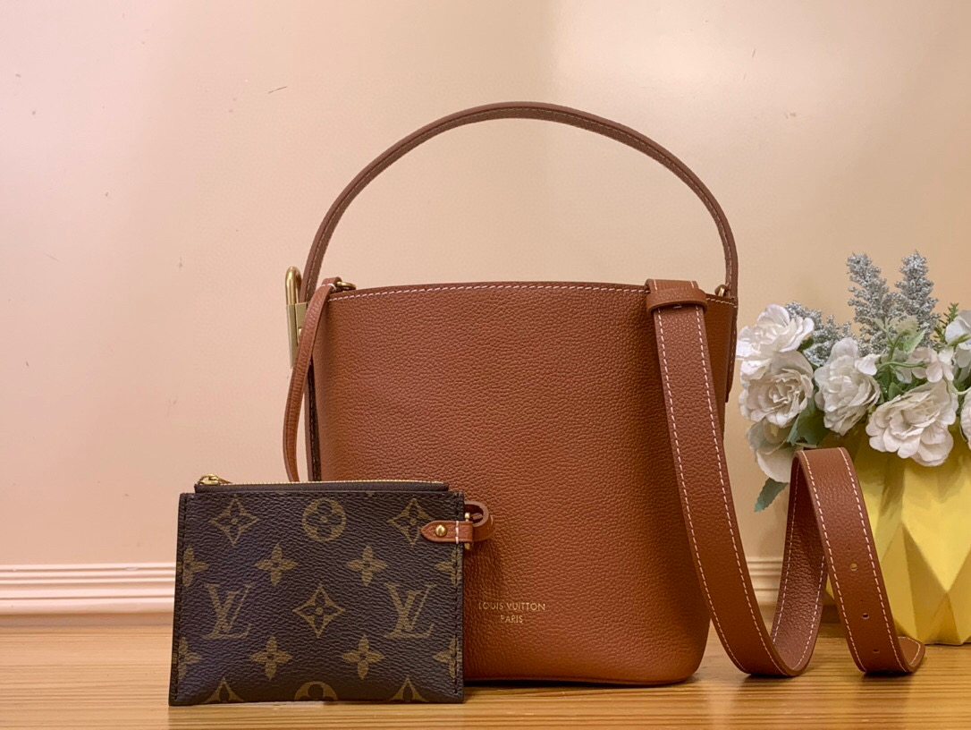 NO:551745,Top original order [LOW KEY ALL IN BB handbag] m25543 black m14416 brown This All In BB handbag is from the Low Key Ys series. It is made of grained cow leather to create a compact bucket bag configuration, which can be carried in a variety of ways for day and night occasions. The old metal parts convey a retro feel, and the LV padlock and detachable Monogram pocket highlight the brand style. Dimensions 18 x 12 x 16 cm  7619085 (height x width x length),,louis vuitton,cowhide19860909顶级原单【LOW KEY ALL IN BB 手袋】 m25543 黑色 m14416 棕色 本款 All In BB 手袋出自 Low Key Ys系列,采用粒面牛皮革塑造紧凑水桶包构型,以多种背携方式游刃昼夜场合.做旧金属件传递复古意味,LV 挂锁和可拆卸 Monogram 口袋彰显品牌格调. 尺寸18 x 12 x 16 厘米 7619085 (高 x 宽 x 长度),,louis vuitton,cowhide,Bag