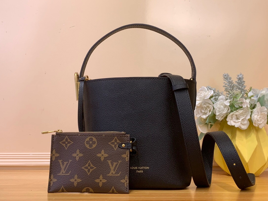 NO:551739,Top original order [LOW KEY ALL IN BB handbag] m25543 black m14416 brown This All In BB Ys handbag is from the Low Key series. It is made of grained cow leather to create a compact bucket bag configuration, which can be carried in a variety of ways for day and night occasions. The old metal parts convey a retro feel, and the LV padlock and detachable Monogram pocket highlight the brand style. Dimensions 18 x 12 x 16 cm  7619085 (height x width x length),,louis vuitton,cowhide19860909顶级原单【LOW KEY ALL IN BB 手袋】 m25543 黑色 m14416 棕色 本款 All In BB Ys手袋出自 Low Key 系列,采用粒面牛皮革塑造紧凑水桶包构型,以多种背携方式游刃昼夜场合.做旧金属件传递复古意味,LV 挂锁和可拆卸 Monogram 口袋彰显品牌格调. 尺寸18 x 12 x 16 厘米 7619085 (高 x 宽 x 长度),,louis vuitton,cowhide,Bag