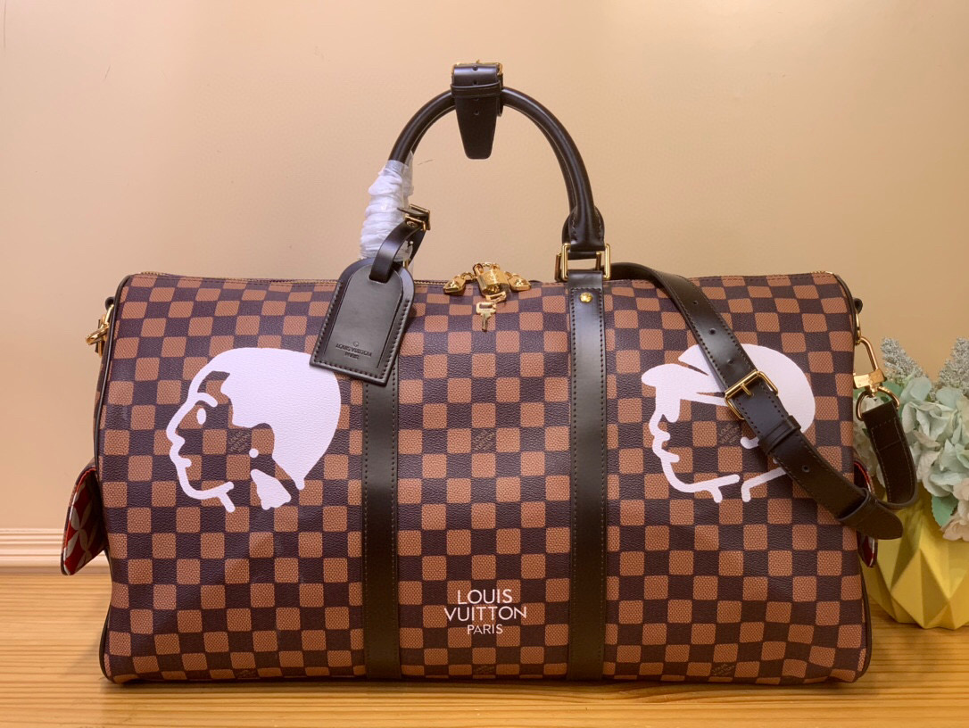 NO:552168,Top original item [Sac Keeall Bandoulière 50] N40799 Kage/Portrait This Keeall shoulder bag 50 revisits the classic model of the Damier hriendshi Hr canvas version designed by harrell Williams. With Damier  The bène canvas is embellished with portraits of the two artists, a tribute to the years of collaboration between the artistic director and Japanese designer Nigo. This elegant piece has side pockets with flaps, leather trim and attractive patterned lining. Dimensions 50x29x23 cm. 7018085 (LxHxW),,shoulder bags19860909顶级原单【Sac Keeall Bandoulière 50】N40799 咖格/人像 这款Keeall单肩包50重温了harrell Williams设计的Damier hriendshi Hr帆布版的经典模型.以Damier bène画布上印有两位艺术家的肖像为点缀,这是对艺术总监和日本设计师Nigo之间多年合作的致敬.这件优雅的作品有带翻盖的侧袋,配有皮革装饰和迷人的图案衬里. 尺寸50x29x23厘米.7018085（长x高x宽）,,shoulder bags,Bag