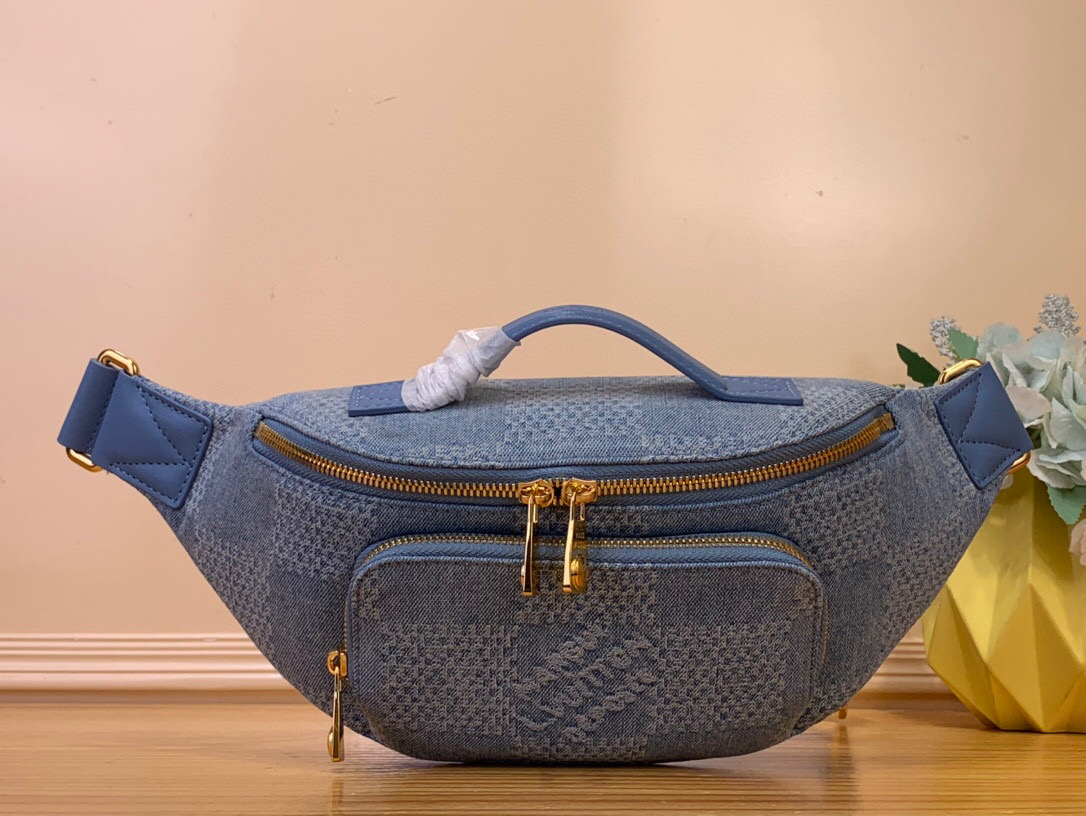 NO:552100,Top original item [RUSH fanny bag] N00205 Denim/Platform This Rush fanny bag combines Damier Denim 3D Hr cotton canvas and shiny metal parts, using a large plaid to tell the inspiration of the brand's Damier pattern. Harrell Williams incorporated beaded inlay details into the zipper puller, and the adjustable shoulder strap allows for a comfortable waist, shoulder or cross-body shape, making it an elegant choice for daily needs. Size 15 x  8 x 30 cm.4716065 (H x W x Length),19860909顶级原单【RUSH 腰包】 N00205 牛仔/ 格子 本款 Rush 腰包结合 Damier Denim 3D Hr棉质帆布与锃亮金属件,以大号格纹讲述品牌 Damier 图案的灵感启发.harrell Williams 为拉链头融入珠饰嵌饰细节,可调节肩带实现舒适腰挎、肩背或斜挎造型,成就容纳日常所需的雅致之选. 尺寸15 x 8 x 30 厘米.4716065 (高 x 宽 x 长度),,Bag