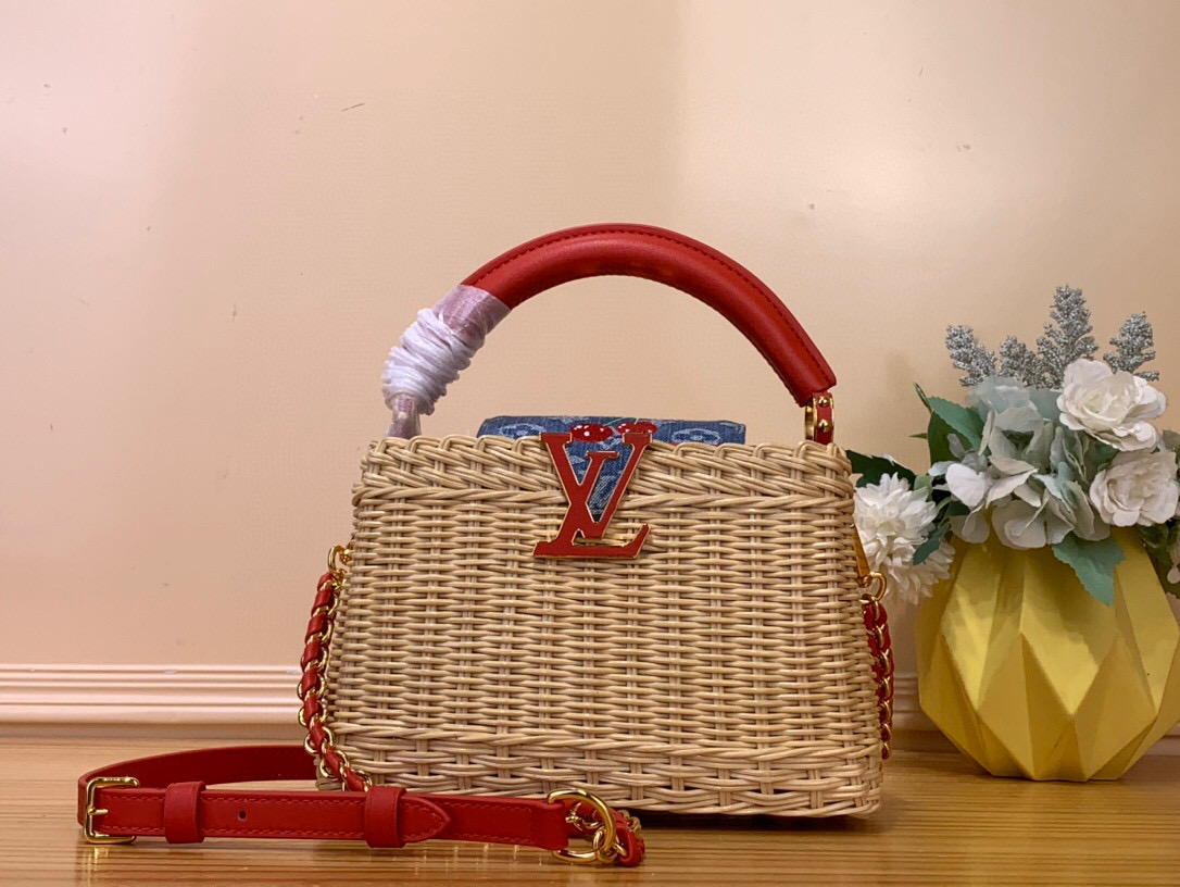 NO:551749,Top original order [LV x TM CAUCINES mini handbag] m14295 Woven/Summer (Denim) Red This Caucines HL mini handbag meets the eye-catching details of the Louis Vuitton x Murakami replica series, using fresh elements to highlight the trendy style. The rattan bag body complements the handle, woven shoulder strap and LV letters, and the top flap is delicately embellished with cherry patterns. Size 13.6 x 8 x 21 cm  120121450 (height x width x length),,louis vuitton,louis vuitton19860909顶级原单【LV x TM CAUCINES 迷你手袋】 m14295 编织/ 夏天（牛仔） 红色 本款 Caucines Hl迷你手袋邂逅路易威登 x 村上隆复刻系列的瞩目细节,以清新元素烘托潮流格调.藤条包身与手柄、编织肩带和 LV 字母相得益彰,顶部翻盖细腻点缀樱桃图案. 尺寸13.6 x 8 x 21 厘米 120121450 (高 x 宽 x 长度),,louis vuitton,louis vuitton,Bag
