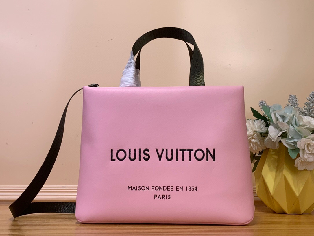 NO:552206,Top original order [MINI SHOER TOTE handbag] m15239 pink harrell Williams Hr once again upgraded the iconic design, using cow leather to interpret the Mini Shoer Tote handbag, taking into account the appropriate capacity and fashionable style. The embroidered logo and elegant lining create exquisite details. Size 26 x 10 x 20 cm 5617075 (height x width x length),,cowhide19860909顶级原单【MINI SHOER TOTE 手袋】 m15239 粉色 harrell Williams Hr本次再度升级标志性设计,以牛皮革演绎 Mini Shoer Tote 手袋,兼顾恰宜容量与时尚格调.刺绣标识和雅致内衬共筑考究细节. 尺寸26 x 10 x 20 厘米 5617075 (高 x 宽 x 长度),,cowhide,Bag