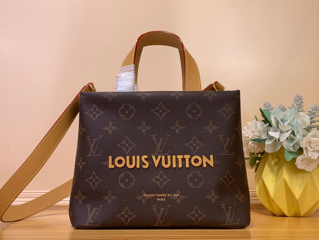 NO:552200,Top original list [MINI SHOER TOTE handbag] m15239 brown harrell Williams Hr has upgraded its iconic design again this time, interpreting the Mini Shoer Tote handbag with cowhide leather, taking into account the appropriate capacity and fashionable style. The embroidered logo and elegant lining together create exquisite details. Size 26 x 10 x 20 cm 5617075 (height x width x length),,cowhide19860909顶级原单【MINI SHOER TOTE 手袋】 m15239 棕色 harrell Williams Hr本次再度升级标志性设计,以牛皮革演绎 Mini Shoer Tote 手袋,兼顾恰宜容量与时尚格调.刺绣标识和雅致内衬共筑考究细节. 尺寸26 x 10 x 20 厘米 5617075 (高 x 宽 x 长度),,cowhide,Bag