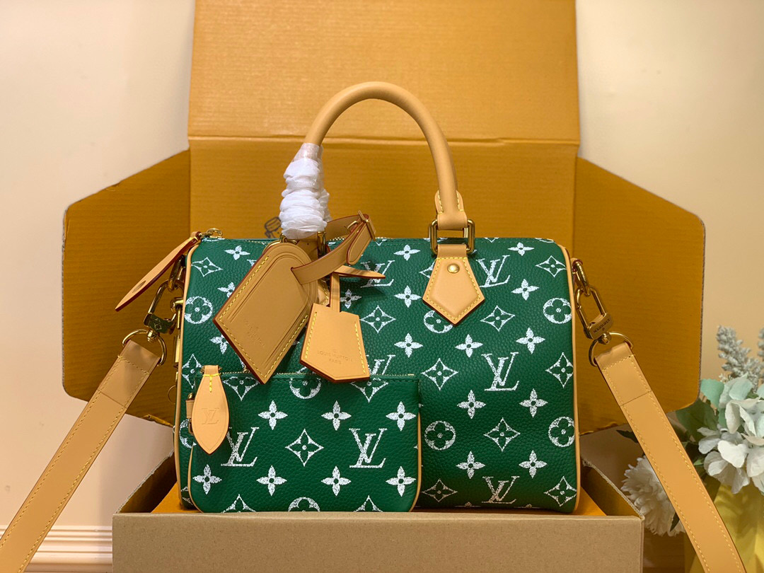 NO:552199,All steel duty-free [SEEDY 9 BANDOULIRE 25 handbag] m24443 brown m11561 lake blue m24423 green m24424 blue m24425 red m24426 yellow This Seedy 9 Bandoulière 25 Monogram Leather handbag is made of soft cow leather with Monogram  The graphic recreates the sophisticated feel of the canvas print. The dazzling hardware, sheepskin lining and nameplate are testament to creative director harrell Williams' relentless pursuit of detail. Dimensions 15 x 15 x 25 cm 155121650 (h x width x length),,cowhide,sheepskin19860909全钢免税【SEEDY 9 BANDOULIRE 25 手袋】 m24443 棕色 m11561 湖水蓝 m24423 绿色 m24424 蓝色 m24425 红色 m24426 黄色 本款 Seedy 9 Bandoulière 25 Monogram Leather 手袋选用柔软牛皮革,以 Monogram 图案重现帆布印花的考究观感.耀目金属件、羊皮革内衬和铭牌共同印证创意总监 harrell Williams 对细节的不懈追求. 尺寸15 x 15 x 25 厘米 155121650 (高 x 宽 x 长度),,cowhide,sheepskin,Bag