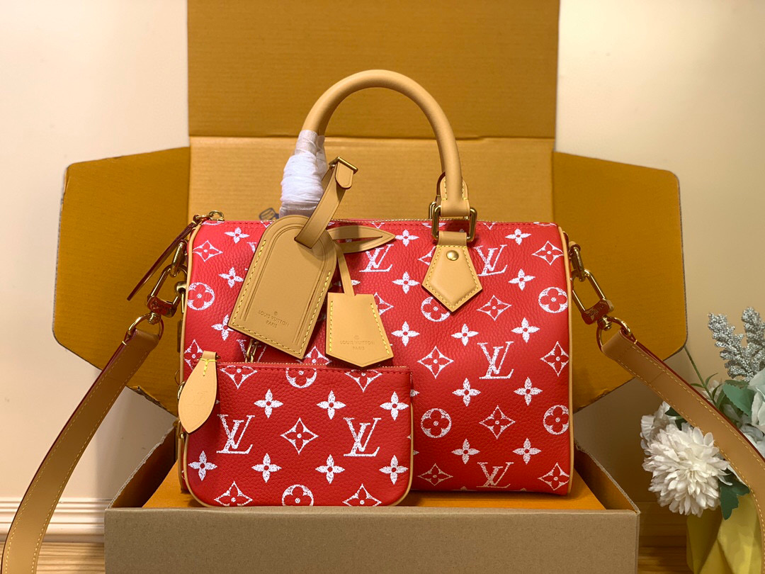 NO:552193,All steel duty-free [SEEDY 9 BANDOULIRE 25 handbag] m24443 brown m11561 lake blue m24423 green m24424 blue m24425 red m24426 yellow This Seedy 9 Bandoulière 25 Monogram Leather handbag is made of soft cow leather with Monogram  The graphic recreates the sophisticated feel of the canvas print. The dazzling hardware, sheepskin lining and nameplate are testament to creative director harrell Williams' relentless pursuit of detail. Dimensions 15 x 15 x 25 cm 155121650 (h x width x length),,cowhide,sheepskin19860909全钢免税【SEEDY 9 BANDOULIRE 25 手袋】 m24443 棕色 m11561 湖水蓝 m24423 绿色 m24424 蓝色 m24425 红色 m24426 黄色 本款 Seedy 9 Bandoulière 25 Monogram Leather 手袋选用柔软牛皮革,以 Monogram 图案重现帆布印花的考究观感.耀目金属件、羊皮革内衬和铭牌共同印证创意总监 harrell Williams 对细节的不懈追求. 尺寸15 x 15 x 25 厘米 155121650 (高 x 宽 x 长度),,cowhide,sheepskin,Bag