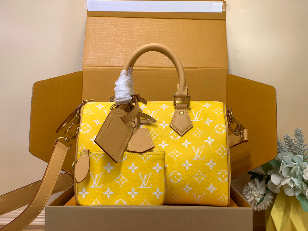 NO:552187,All steel duty-free [SEEDY 9 BANDOULIRE 25 handbag] m24443 brown m11561 lake blue m24423 green m24424 blue m24425 red m24426 yellow This Seedy 9 Bandoulière 25 Monogram Leather handbag is made of soft cow leather with Monogram  The graphic recreates the sophisticated feel of the canvas print. The dazzling hardware, sheepskin lining and nameplate are testament to creative director harrell Williams' relentless pursuit of detail. Dimensions 15 x 15 x 25 cm 155121650 (h x width x length),,cowhide,sheepskin19860909全钢免税【SEEDY 9 BANDOULIRE 25 手袋】 m24443 棕色 m11561 湖水蓝 m24423 绿色 m24424 蓝色 m24425 红色 m24426 黄色 本款 Seedy 9 Bandoulière 25 Monogram Leather 手袋选用柔软牛皮革,以 Monogram 图案重现帆布印花的考究观感.耀目金属件、羊皮革内衬和铭牌共同印证创意总监 harrell Williams 对细节的不懈追求. 尺寸15 x 15 x 25 厘米 155121650 (高 x 宽 x 长度),,cowhide,sheepskin,Bag