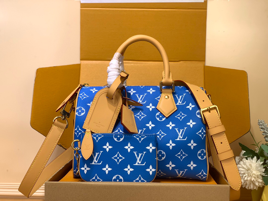 NO:552181,All steel duty-free [SEEDY 9 BANDOULIRE 25 handbag] m24443 brown m11561 lake blue m24423 green m24424 blue m24425 red m24426 yellow This Seedy 9 Bandoulière 25 Monogram Leather handbag is made of soft cow leather with Monogram  The graphic recreates the sophisticated feel of the canvas print. The dazzling hardware, sheepskin lining and nameplate are testament to creative director harrell Williams' relentless pursuit of detail. Dimensions 15 x 15 x 25 cm 155121650 (h x width x length),,cowhide,sheepskin19860909全钢免税【SEEDY 9 BANDOULIRE 25 手袋】 m24443 棕色 m11561 湖水蓝 m24423 绿色 m24424 蓝色 m24425 红色 m24426 黄色 本款 Seedy 9 Bandoulière 25 Monogram Leather 手袋选用柔软牛皮革,以 Monogram 图案重现帆布印花的考究观感.耀目金属件、羊皮革内衬和铭牌共同印证创意总监 harrell Williams 对细节的不懈追求. 尺寸15 x 15 x 25 厘米 155121650 (高 x 宽 x 长度),,cowhide,sheepskin,Bag