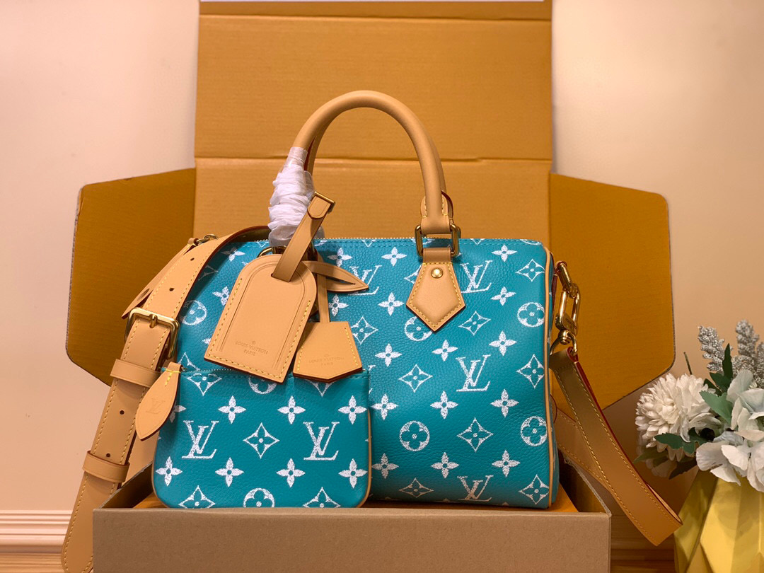 NO:552204,All steel duty-free [SEEDY 9 BANDOULIRE 25 handbag] m24443 brown m11561 lake blue m24423 green m24424 blue m24425 red m24426 yellow This Seedy 9 Bandoulière 25 Monogram Leather handbag is made of soft cow leather with Monogram  The graphic recreates the sophisticated feel of the canvas print. The dazzling hardware, sheepskin lining and nameplate are testament to creative director harrell Williams' relentless pursuit of detail. Dimensions 15 x 15 x 25 cm 155121650 (h x width x length),,cowhide,sheepskin19860909全钢免税【SEEDY 9 BANDOULIRE 25 手袋】 m24443 棕色 m11561 湖水蓝 m24423 绿色 m24424 蓝色 m24425 红色 m24426 黄色 本款 Seedy 9 Bandoulière 25 Monogram Leather 手袋选用柔软牛皮革,以 Monogram 图案重现帆布印花的考究观感.耀目金属件、羊皮革内衬和铭牌共同印证创意总监 harrell Williams 对细节的不懈追求. 尺寸15 x 15 x 25 厘米 155121650 (高 x 宽 x 长度),,cowhide,sheepskin,Bag