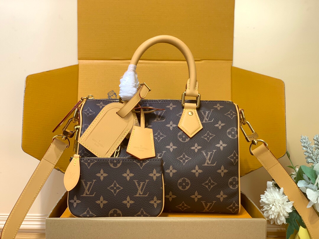 NO:552198,All steel duty-free [SEEDY 9 BANDOULIRE 25 handbag] m24443 brown m11561 lake blue m24423 green m24424 blue m24425 red m24426 yellow This Seedy 9 Bandoulière 25 Monogram Leather handbag is made of soft cow leather with Monogram  The graphic recreates the sophisticated feel of the canvas print. The dazzling hardware, sheepskin lining and nameplate are testament to creative director harrell Williams' relentless pursuit of detail. Dimensions 15 x 15 x 25 cm 155121650 (h x width x length),,cowhide,sheepskin19860909全钢免税【SEEDY 9 BANDOULIRE 25 手袋】 m24443 棕色 m11561 湖水蓝 m24423 绿色 m24424 蓝色 m24425 红色 m24426 黄色 本款 Seedy 9 Bandoulière 25 Monogram Leather 手袋选用柔软牛皮革,以 Monogram 图案重现帆布印花的考究观感.耀目金属件、羊皮革内衬和铭牌共同印证创意总监 harrell Williams 对细节的不懈追求. 尺寸15 x 15 x 25 厘米 155121650 (高 x 宽 x 长度),,cowhide,sheepskin,Bag