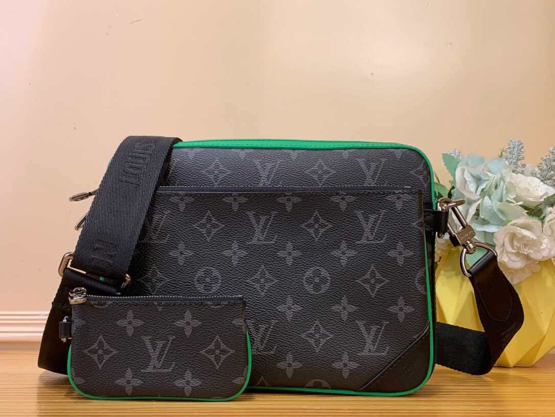 NO:551819,Top original item [TRIO messenger bag] m26052 black flower/green This Trio messenger bag is made of Monogram Eclise Hx coated canvas, with distinctive cow leather to highlight the modern style. The zippered front pocket is fixed to the main compartment, and there is a small coin purse on the shoulder strap, both of which can be removed and used separately. Dimensions 18.5 x 7 x 25 cm 5016065 (height x width x  length),,wallets,cowhide19860909顶级原单【TRIO 邮差包】 m26052 黑花/绿色 本款 Trio 邮差包取材 Monogram Eclise Hx 涂层帆布,以鲜明牛皮革彰显摩登风尚.拉链前袋固定于主隔层,肩带处配有小号零钱包,二者均可取下单独使用. 尺寸18.5 x 7 x 25 厘米 5016065 (高 x 宽 x 长度),,wallets,cowhide,Bag