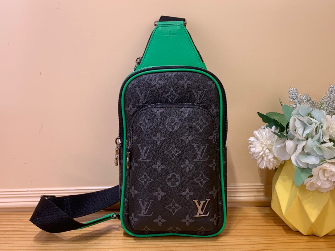 NO:551823,Top original item [Sac Avenue Slingbag M] m25891 Black Flower/Green This Avenue Slingbag M Hx bag is made of Monogram Eclise canvas and owes its modern and bold aesthetic to the colorful leather upholstery and trim. Ruthenium-colored zippers decorate the three pockets of this shoulder strap model. It consists of one main compartment as well as a large front pocket and a smaller triangular pocket. Dimensions 16x33x5.7 cm  4615055 (length x height x width),19860909顶级原单【Sac Avenue Slingbag M】 m25891 黑花/ 绿色 这款Avenue Slingbag M Hx包由Monogram Eclise帆布制成,其现代和大胆的美学归功于五颜六色的皮革装饰和装饰.钌色的拉链装饰着这款肩带模型的三个口袋.它包括一个主隔间以及一个大前袋和一个较小的三角形口袋. 尺寸16x33x5.7厘米 4615055（长x高x宽）,,Bag