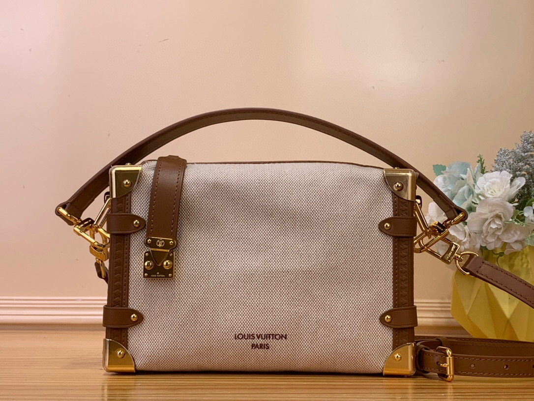 NO:551874,Top original qSide Trunk MM handbag] M14411 canvas and brown  From the 'Natural Canvas' series, 'Side Luggage MM', which updates a timeless design with a light impression suitable for future seasons, appears. Jh uses cotton canvas with contrasting leather trim, signature S-lock style fasteners and trunk-style corner parts finished in gold. With a detachable strap, it can be hung over the shoulder or slanted, making it an elegant piece that is useful when storing daily necessities. Size 23.5 x 16 x 8.5 cm  6017075 (width x height x sides),19860909顶级原单qSide Trunk MM 手袋】 M14411 帆布拼棕 从“天然帆布”系列中,将永恒的设计更新为适合未来季节的轻盈印象“侧行李箱MM”登场.Jh使用了对比鲜明的皮革装饰的棉质帆布,签名的S锁风格的扣件和后备箱风的角落部分用金色完成.带有可拆卸的带子,可以挂在肩上或斜挂,在收纳平时的必需品时很显身手的优雅单品. 尺寸23.5 x 16 x 8.5厘米 6017075（宽x高x边）,,Bag